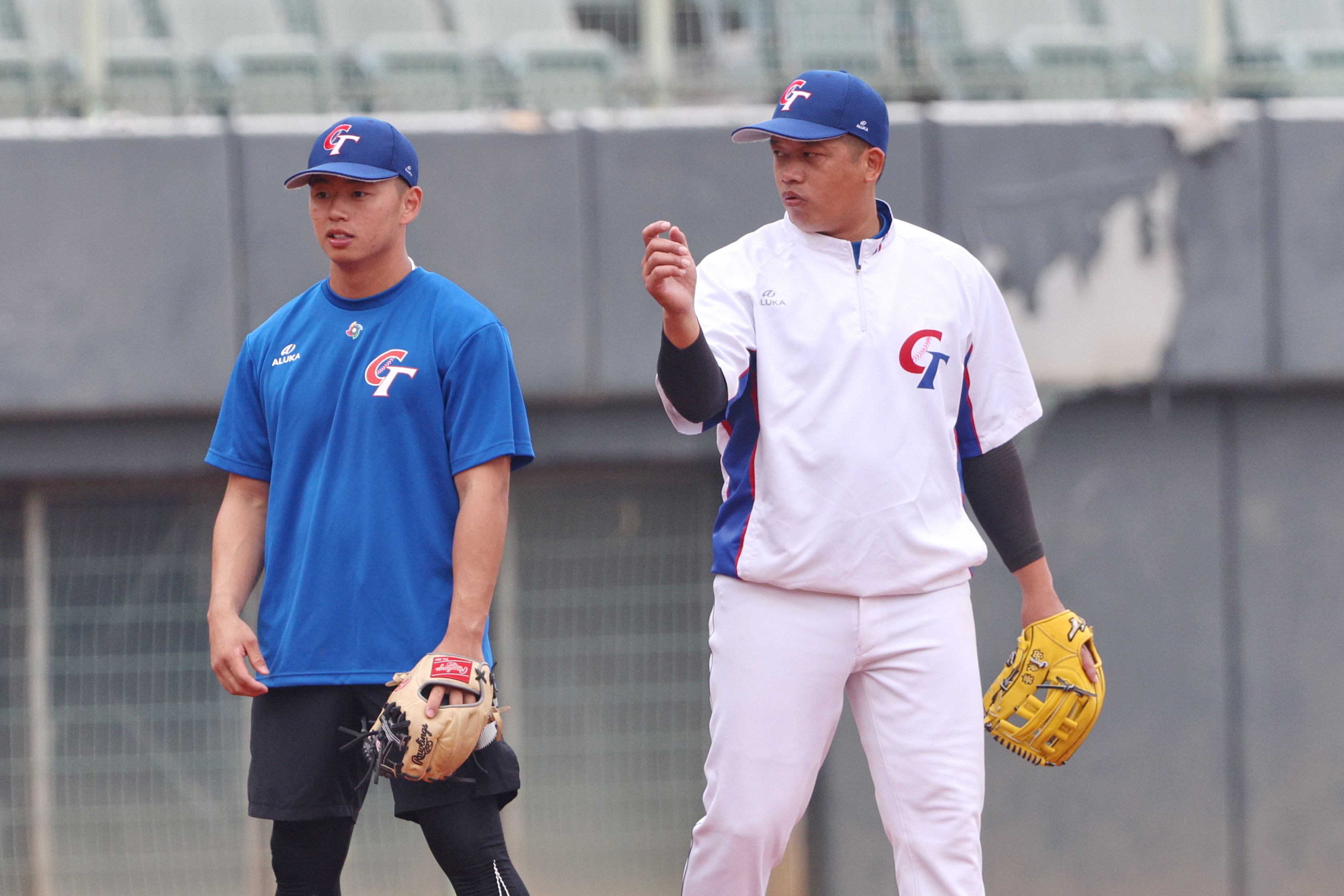 WBC》吳念庭對他抱緊處理　「哥哥」陳江和看他守備：球感很好