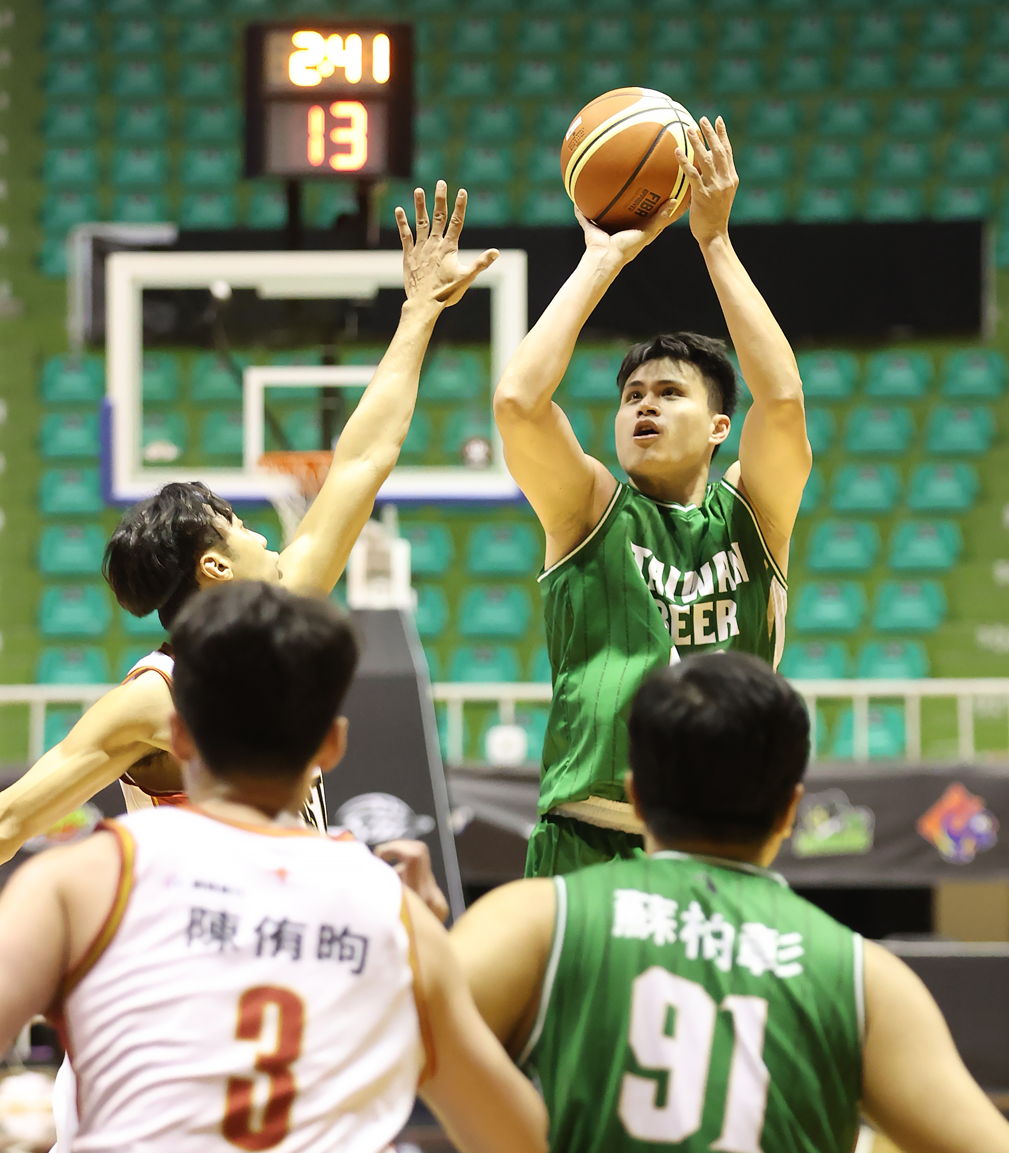 SBL籃球偏鄉公益活動　致贈六龜高中籃球