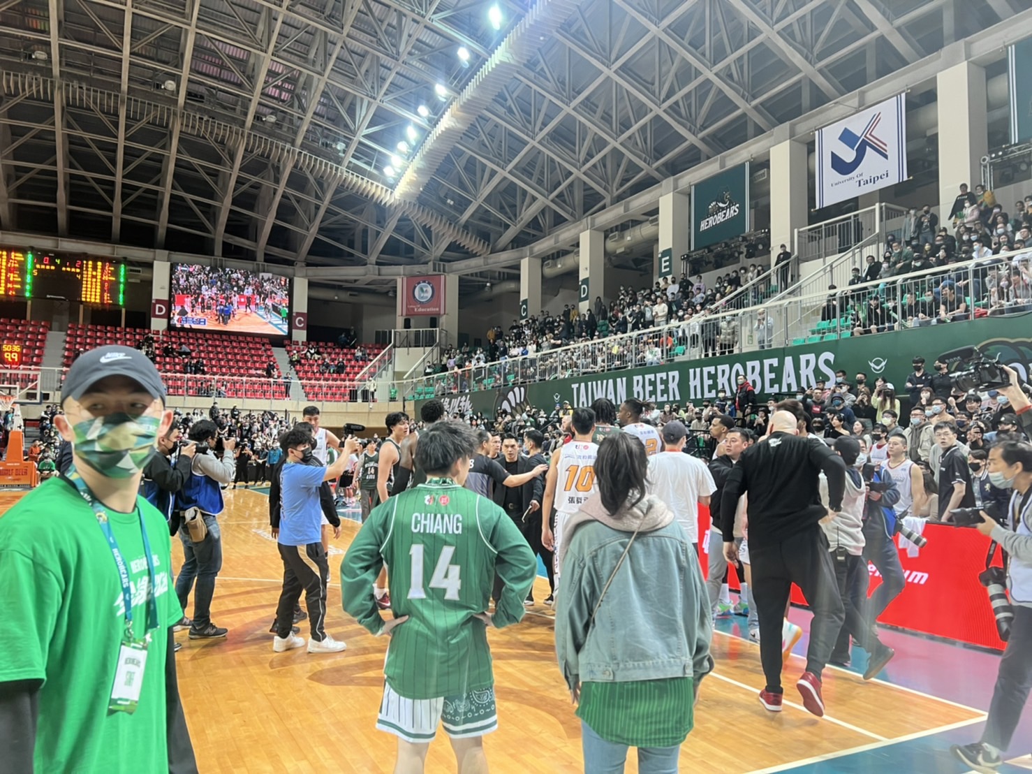 雲豹、英熊大鬥毆　魔獸見證混亂場面