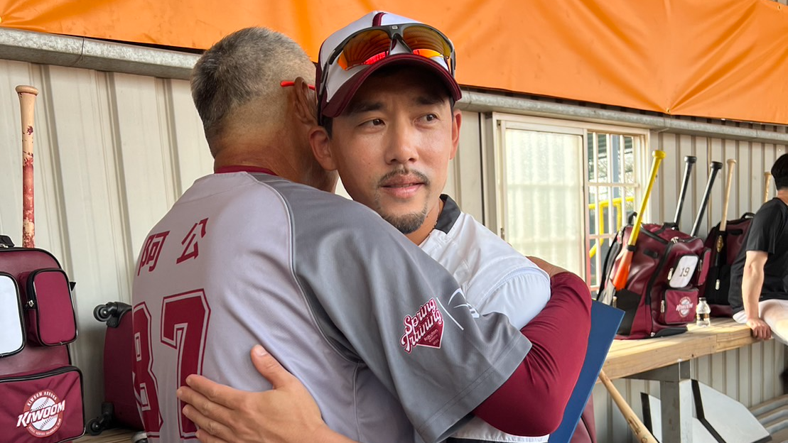 「阿公」古久保帶隊出戰培證英雄　賽後和37歲韓職巨星擁抱