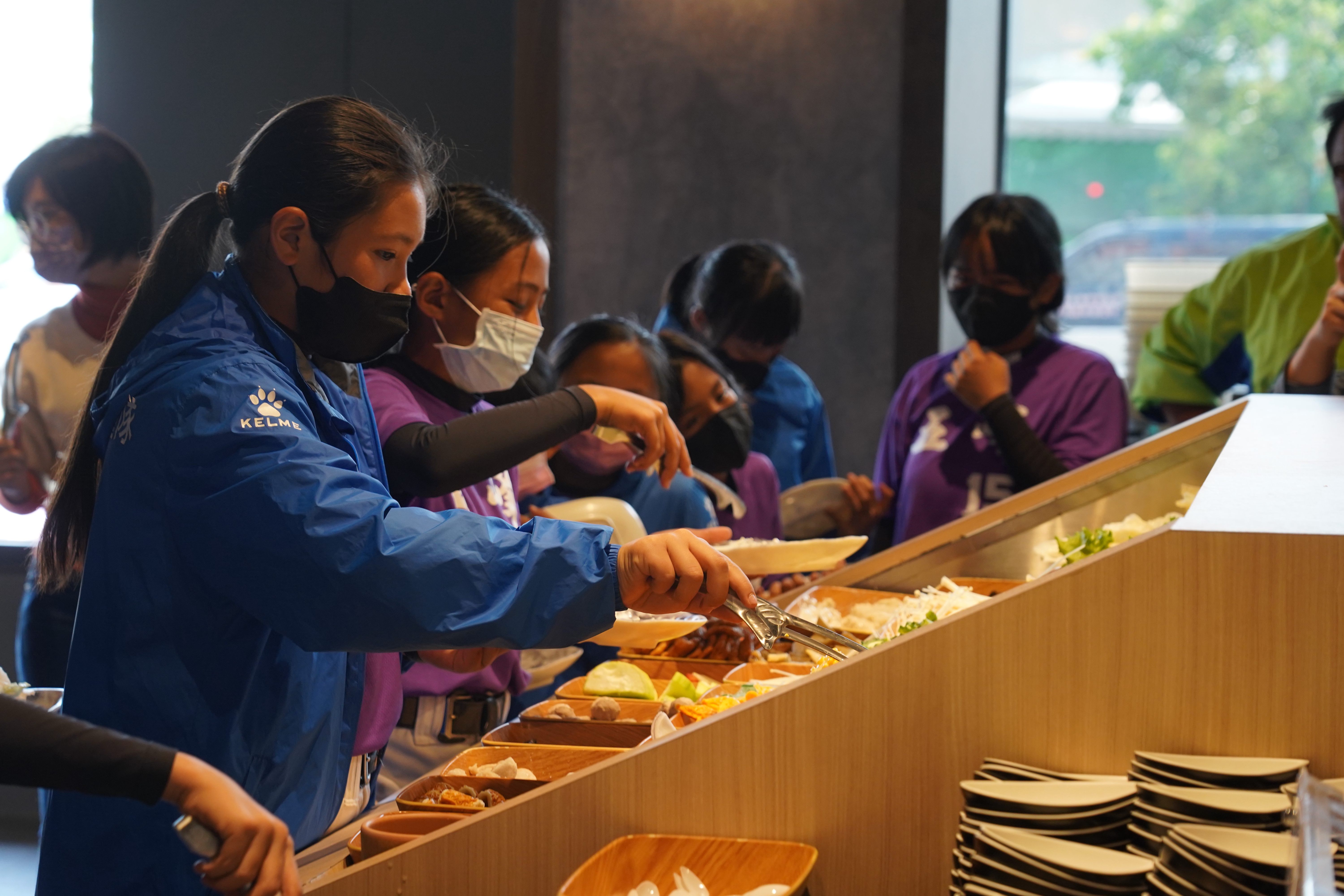 球芽基金請小朋友吃火鍋　動手挖冰淇淋好幸福