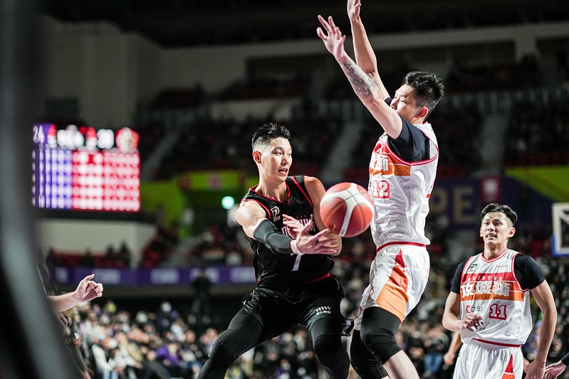 林書豪致勝三分球　像回到自家後院