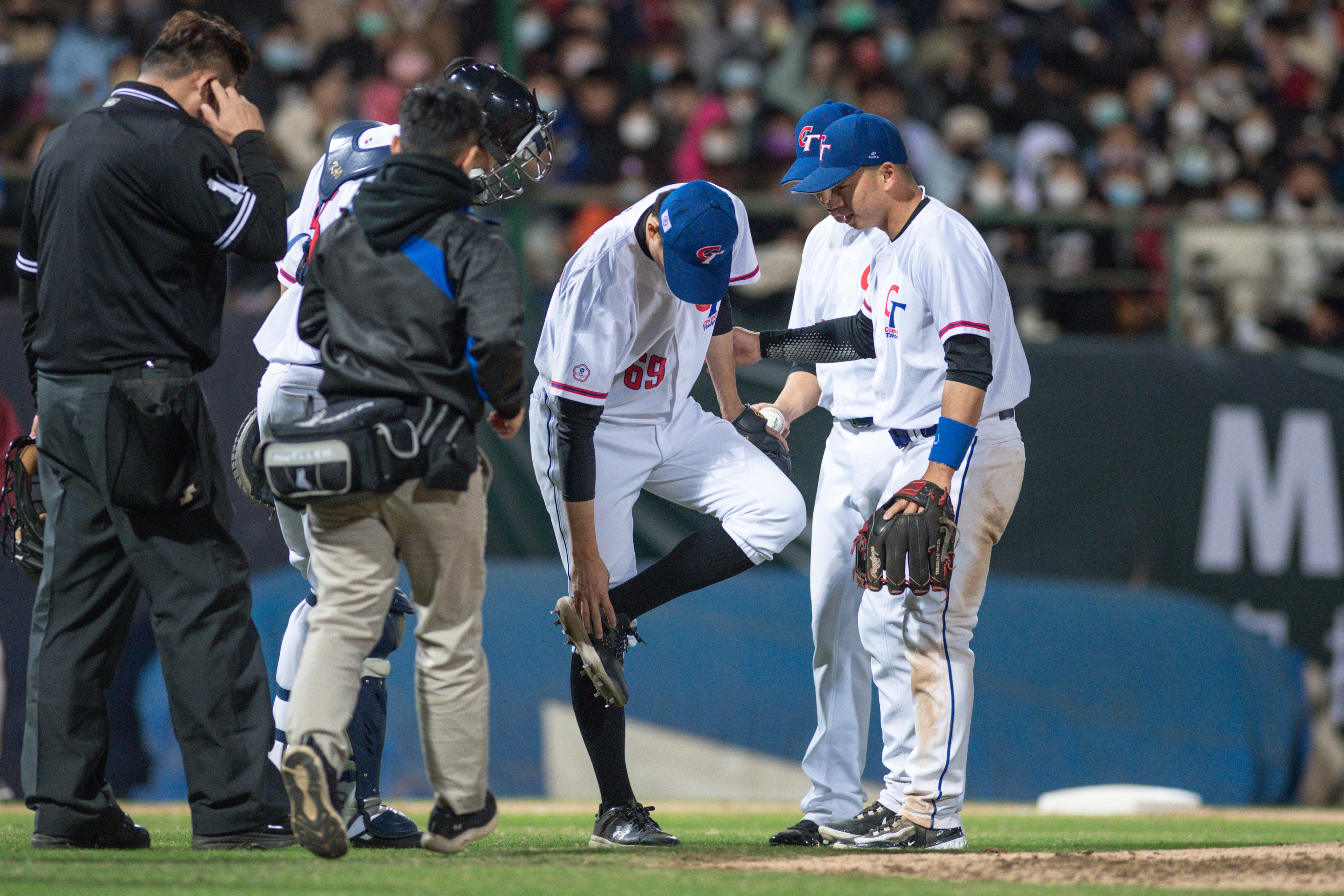 WBC》驚！　黃子鵬被張閔勛強襲球打到腳提前退場