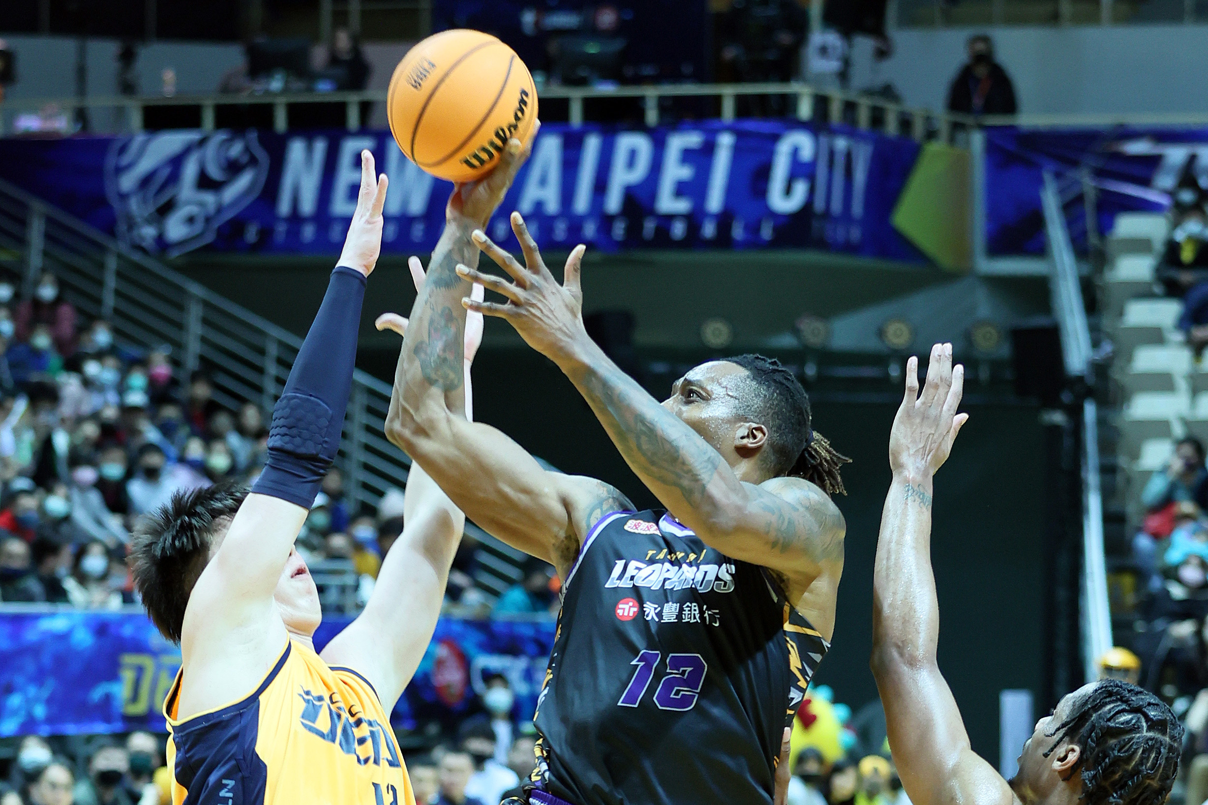 雲豹又爆衝突！　霍華德動手推人