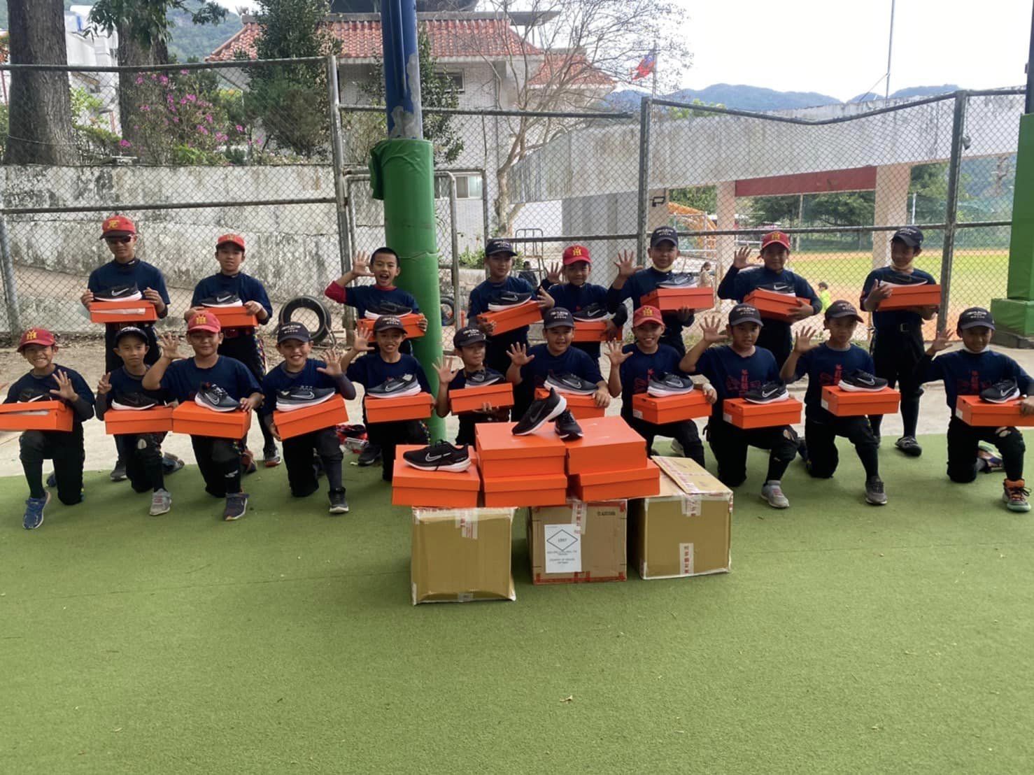 WBC》有能力就一定要出力！張育成做公益　小選手收到新鞋開心極了