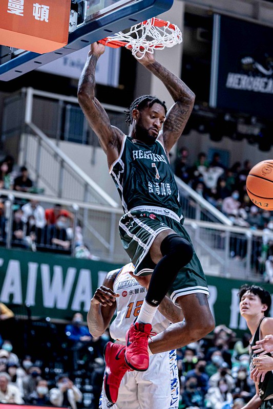 瓊斯攜手大勝　率台啤6分差退臺中太陽