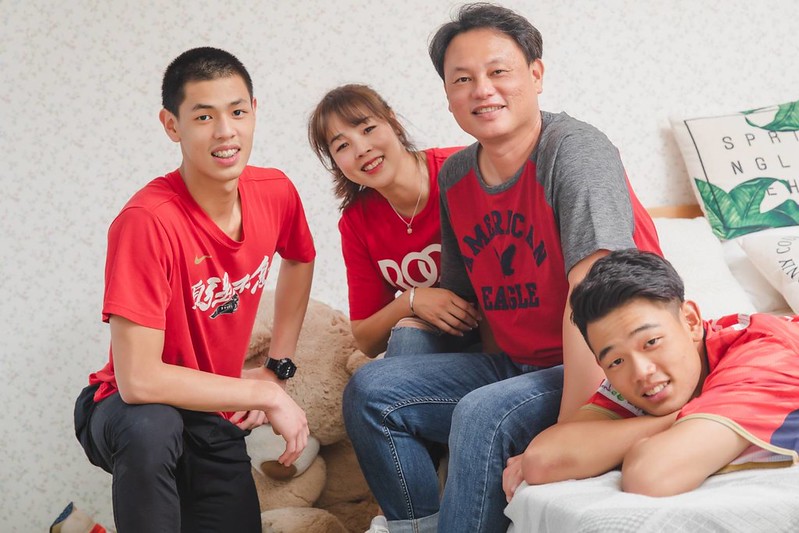 曹竣崵、傅姿伶的「兒子」，曹祐齊、曹祐寧的「爸媽」