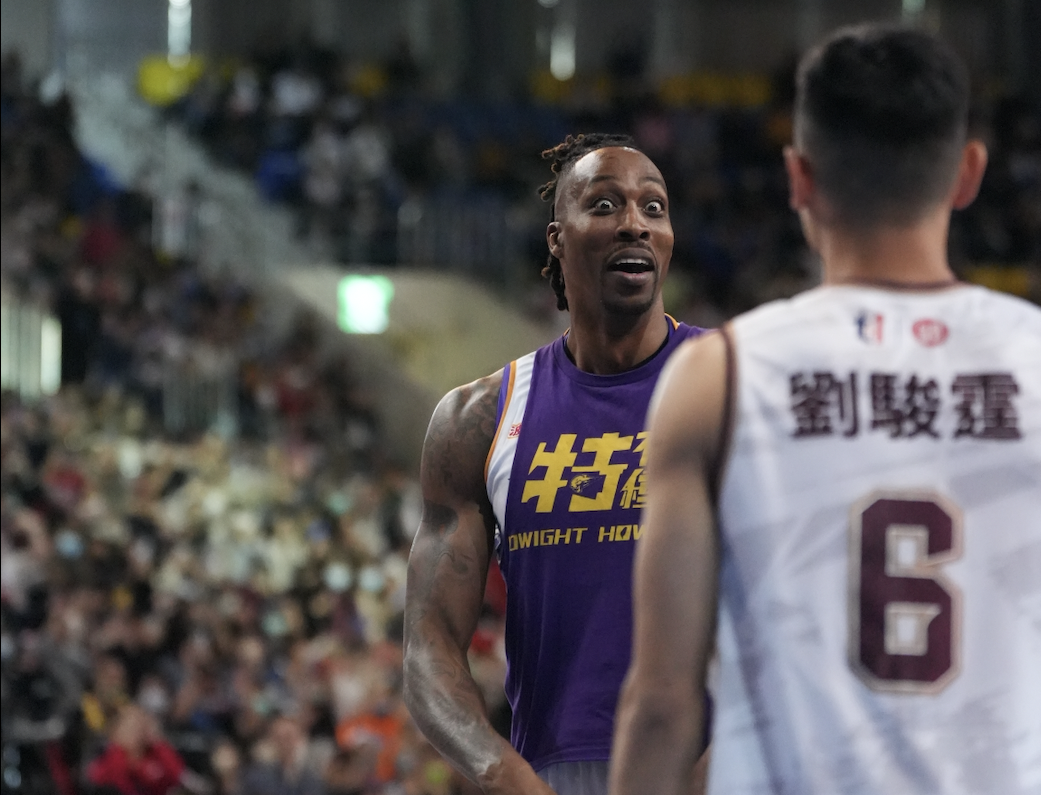 魔獸霍華德被劉駿霆飛越　表情難以置信