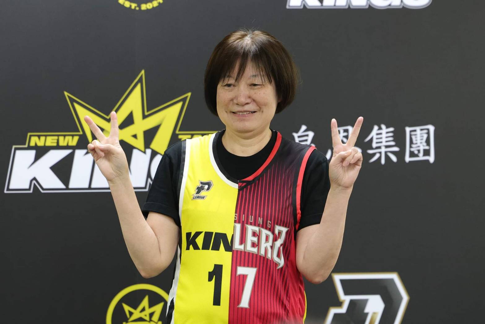 豪兄弟一人一半　林媽穿特製球衣亮相