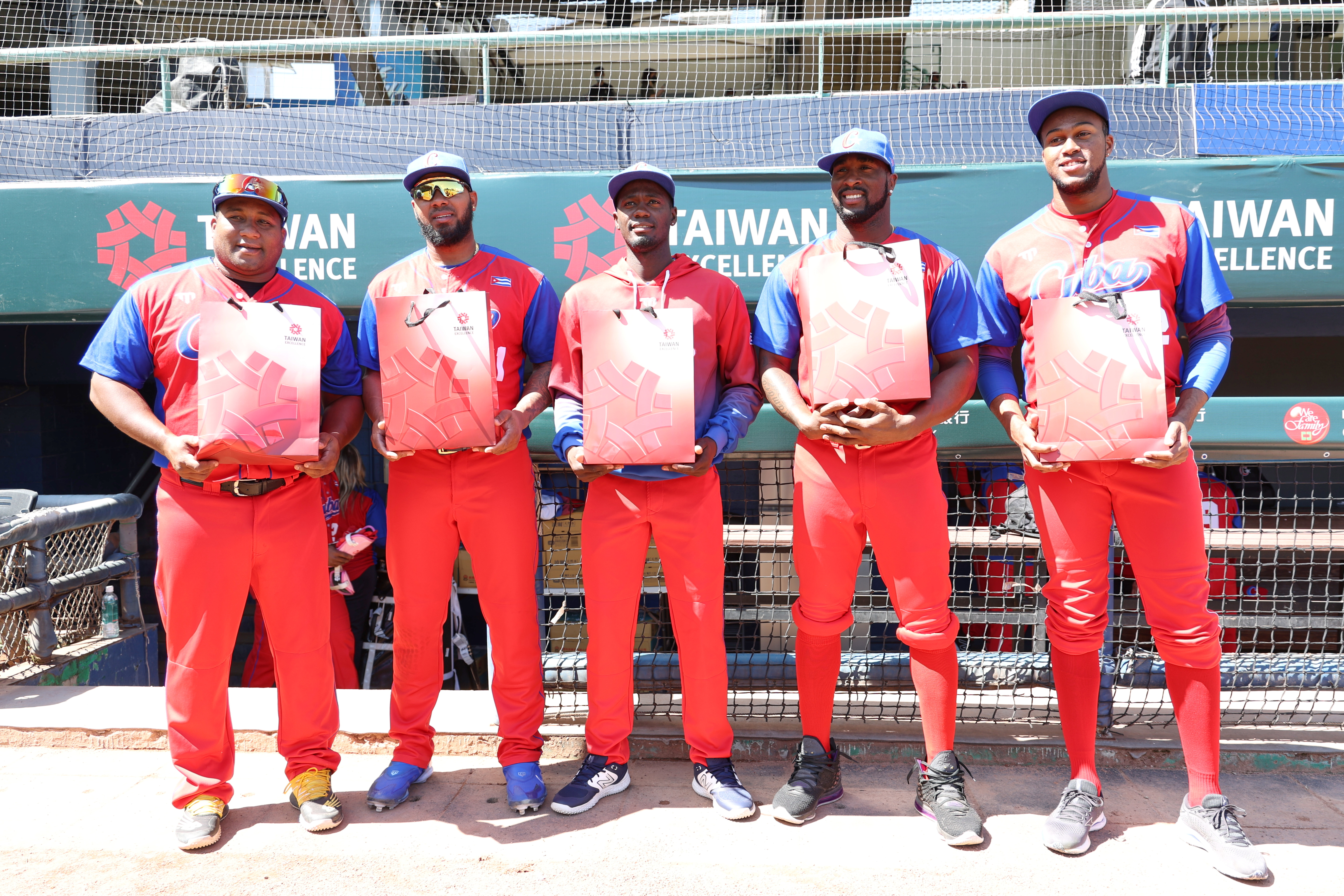 WBC》古巴球員收到台灣精品贈禮　明星球員驚喜中文說謝謝