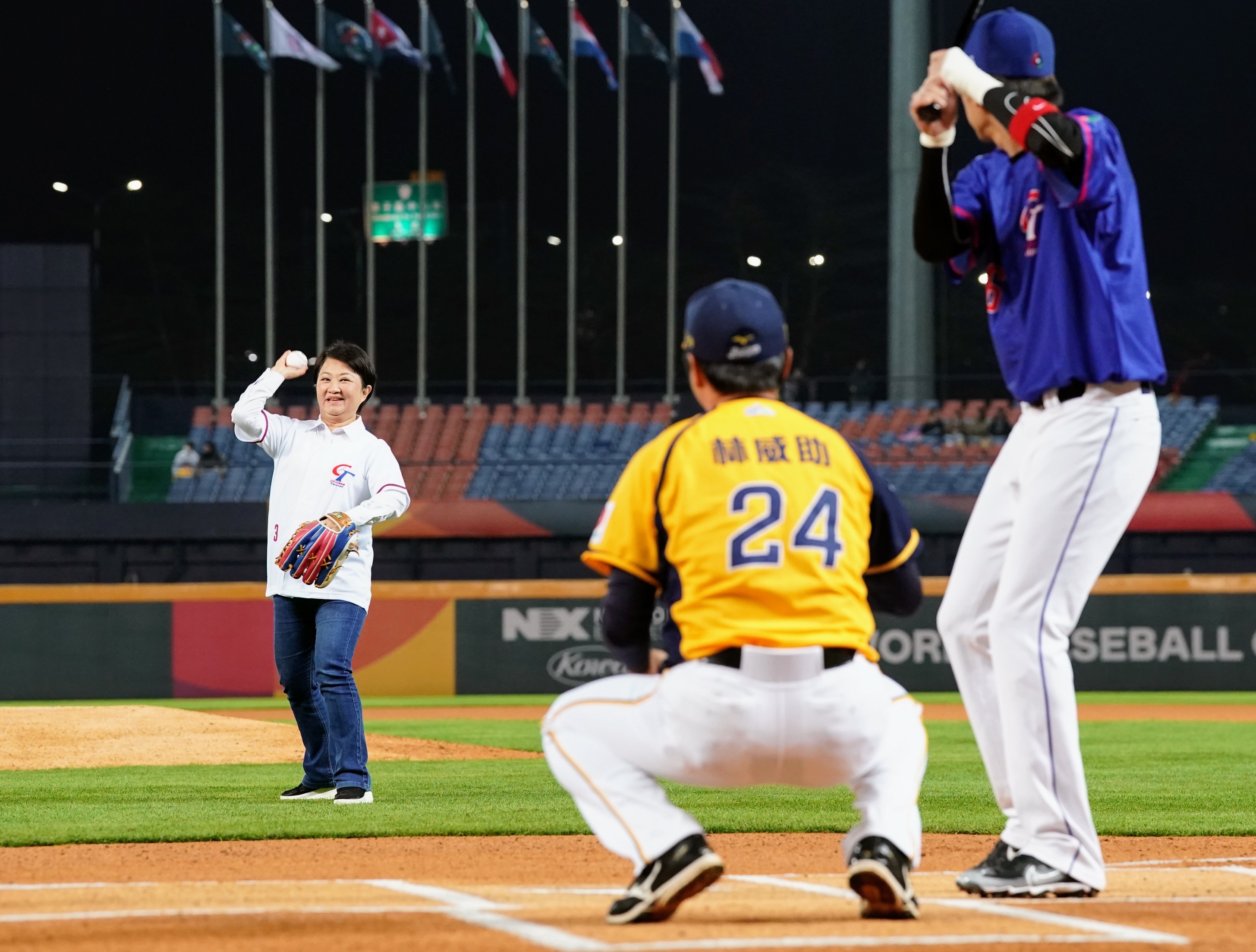 WBC》擔任開球捕手接市長的球　林威助體驗新洲際球場：草皮很漂亮