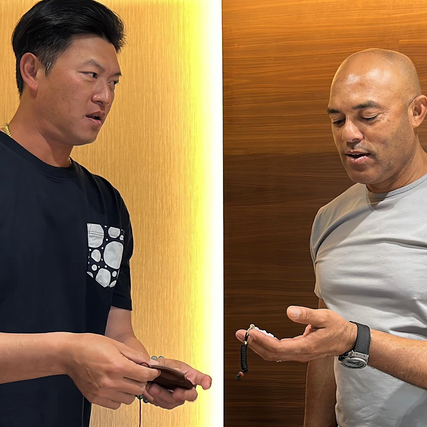 10多年不見！王建民喜見老戰友李維拉　贈送龍鳳手環祝旅途平安