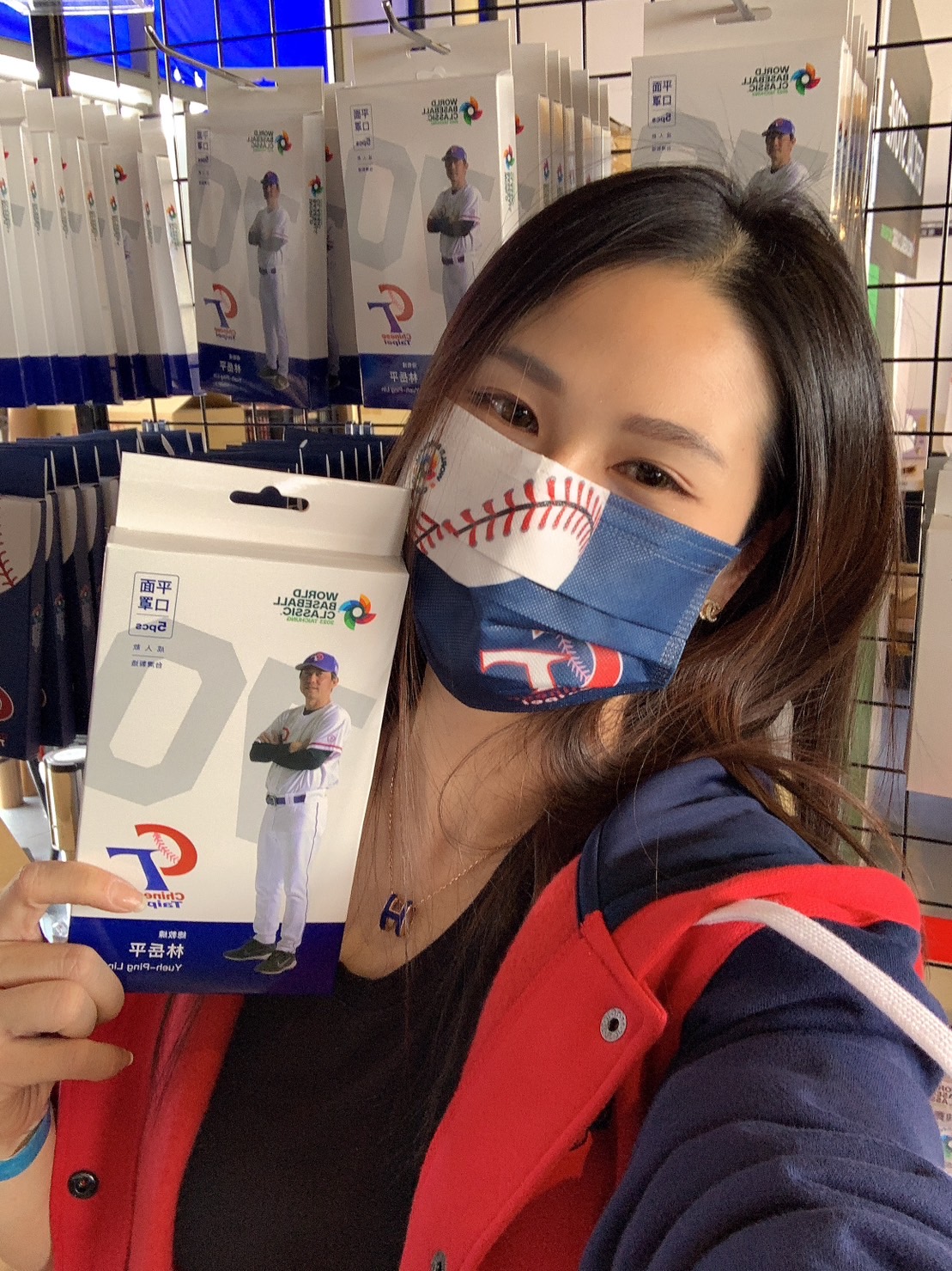 WBC》讓口罩成為新旗海！　台巴大戰現場送中華隊口罩