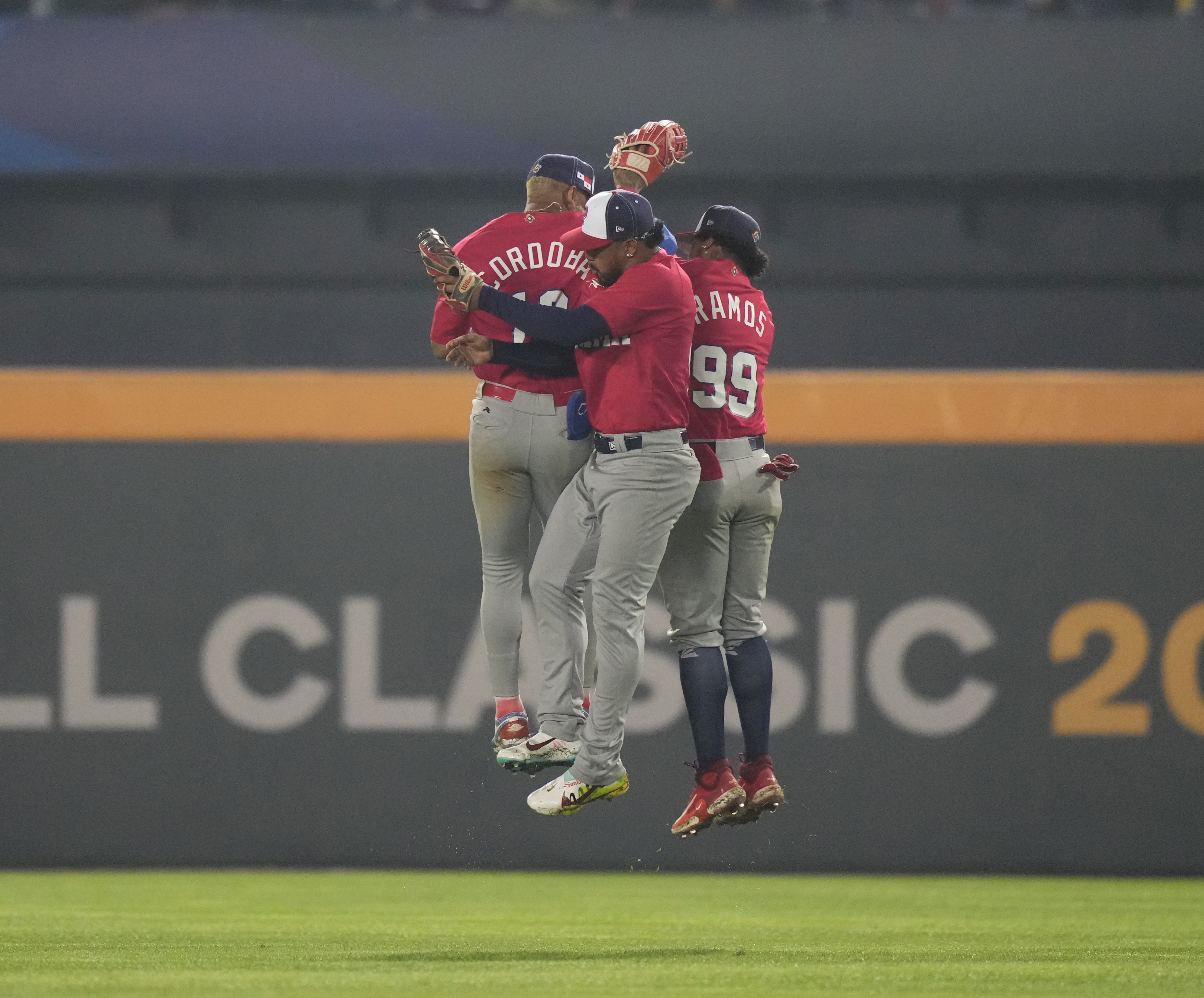 WBC》巴拿馬右外野手美技接殺遭攔腰撞擊　全壘打牆前沒收小白球