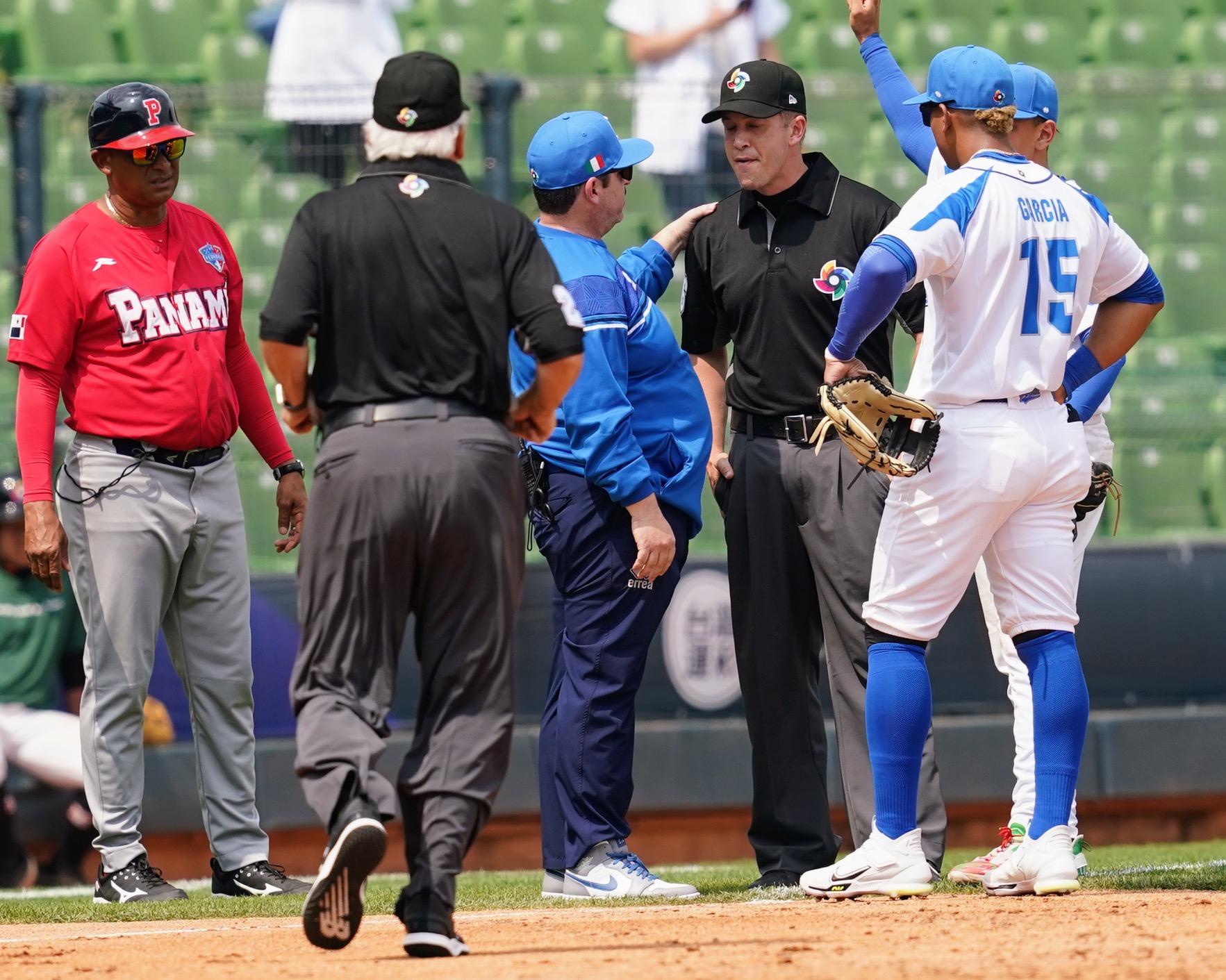 WBC》驚悚！昨中華隊對義大利主審今站三壘　界外球從他耳後擦過去　