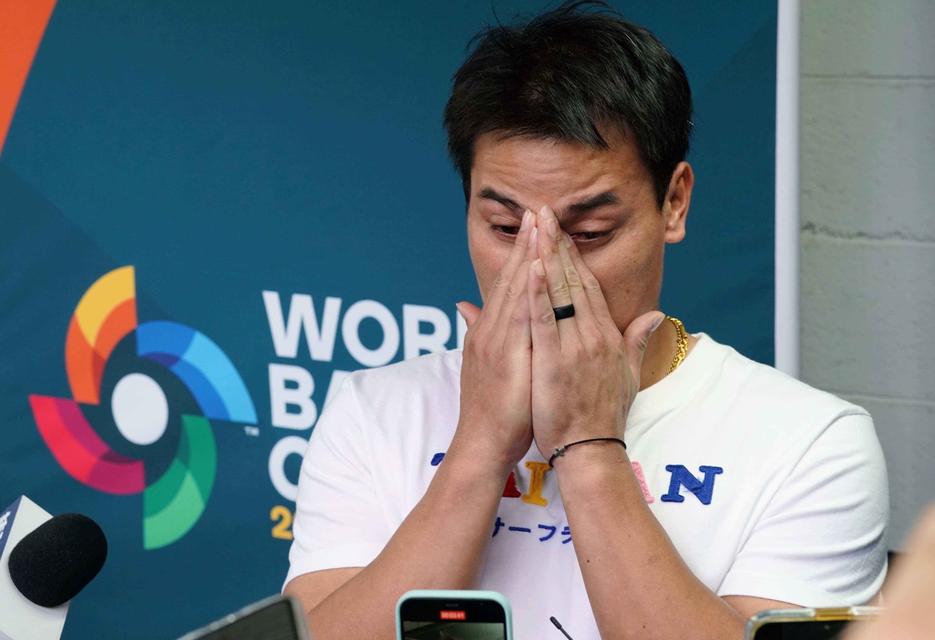 WBC》從「二兵」變「國防部長」敬禮風靡全台　張育成：要感謝球迷推我一把