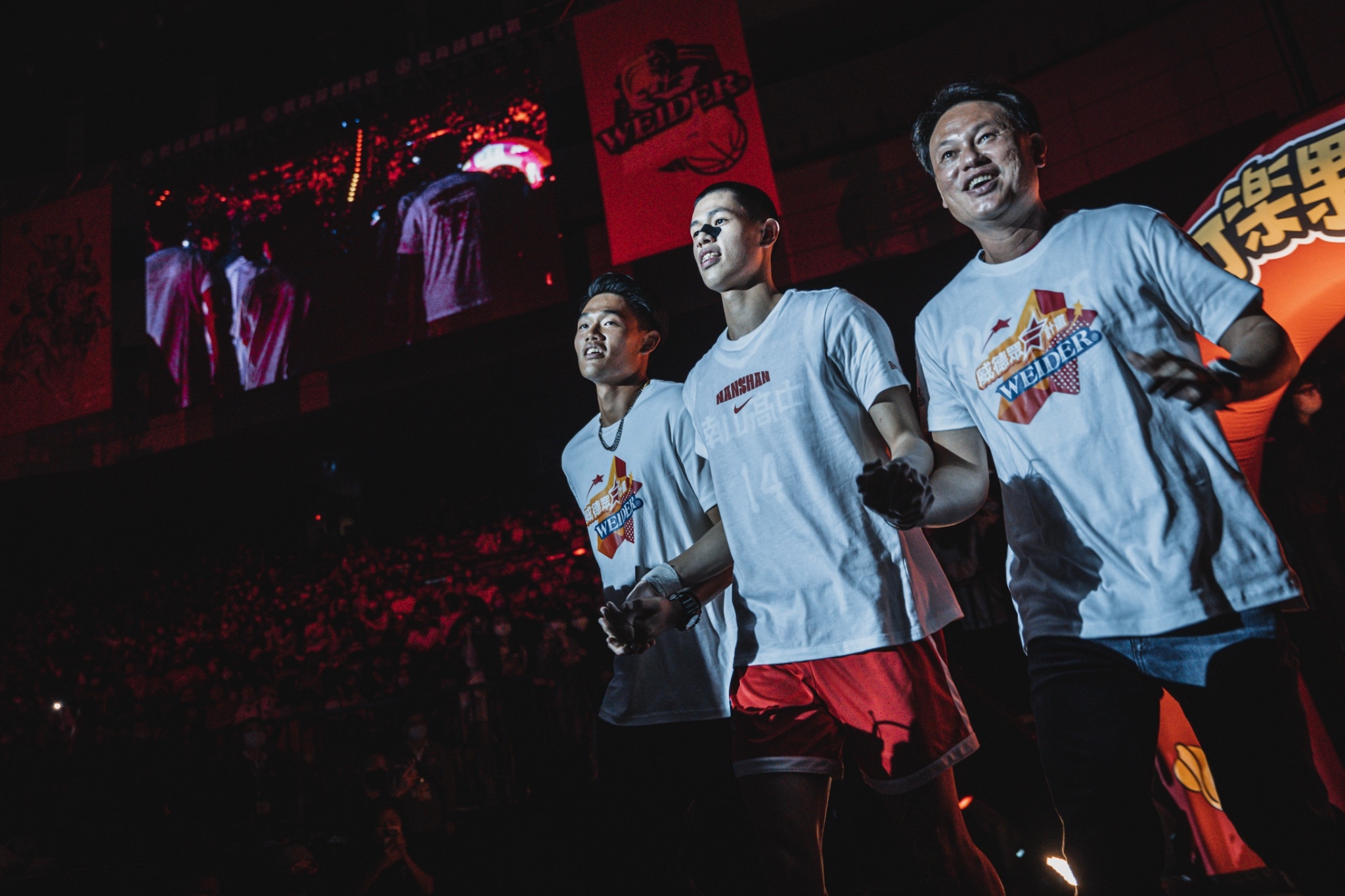 又是一家人來應援！　曹祐寧牽曹竣崵、曹祐齊進場