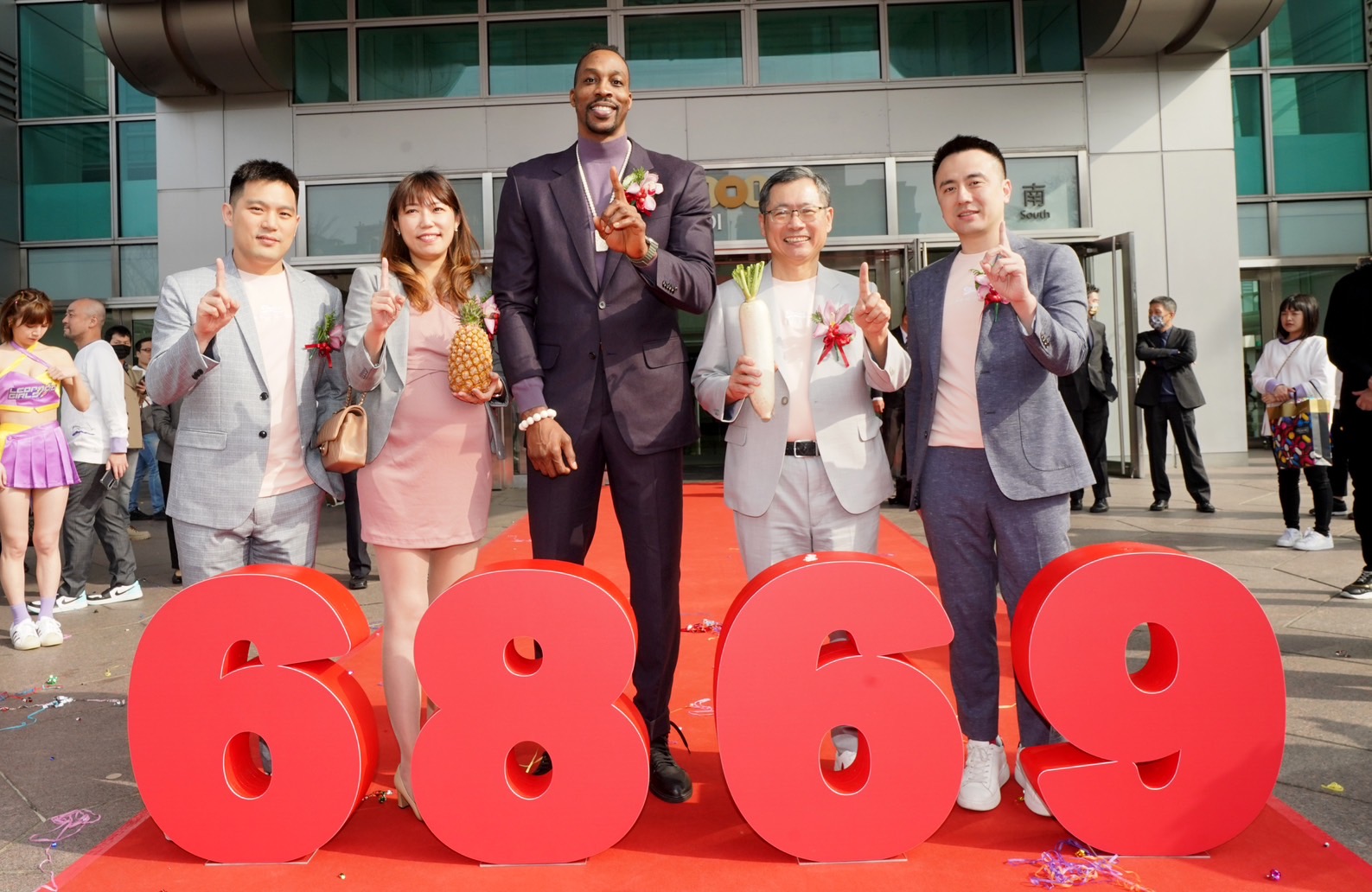 雲豹能源上市　魔獸霍華德亮相祝賀