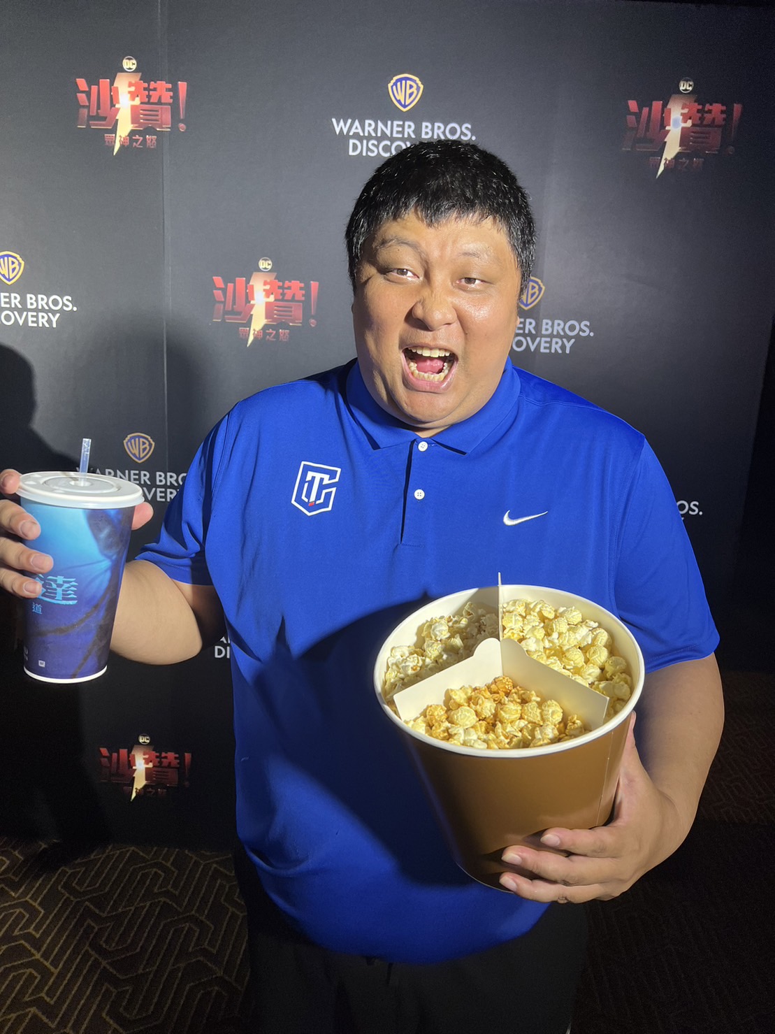 陳定杰率光復看電影　吃爆米花有秘訣