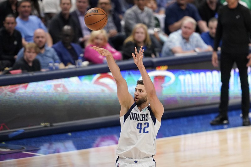 NBA》獨行俠替補52分進帳　Doncic得35分10籃板　獨行俠3比2領先快艇