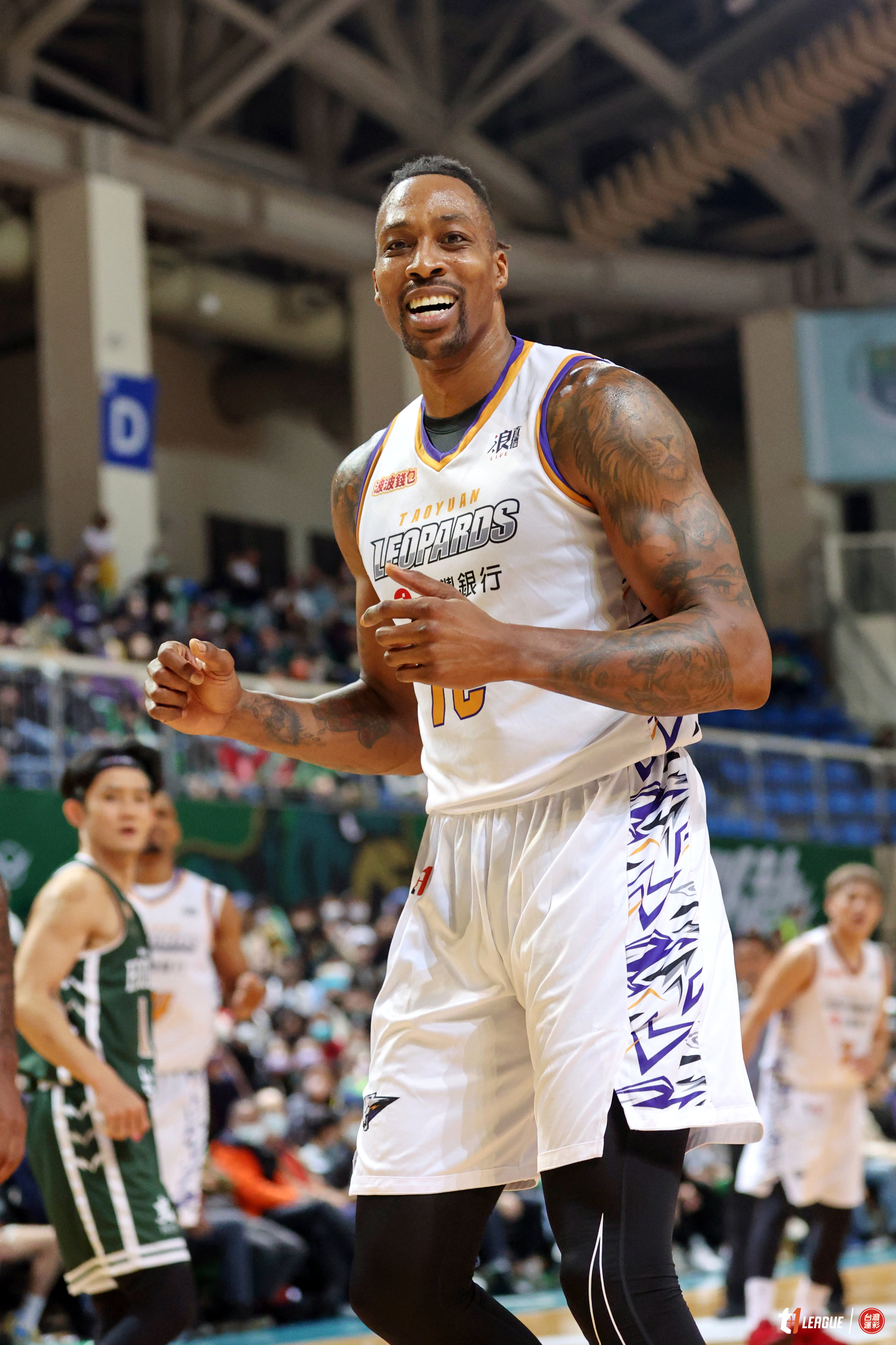 球迷衝進場內鬧場　霍華德看傻眼