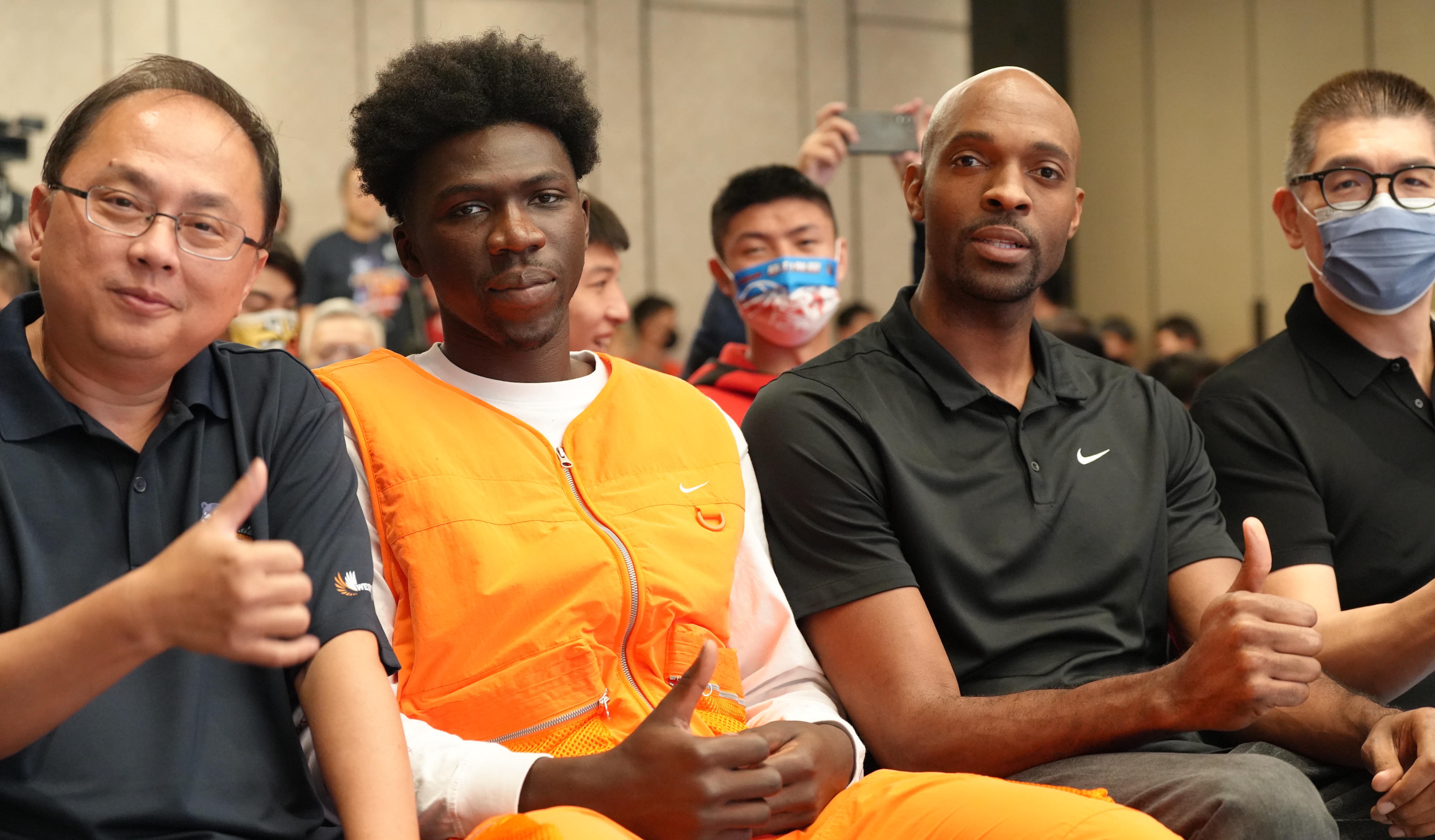 戴維斯阿巴西同框　為全國小學籃球錦標賽站台