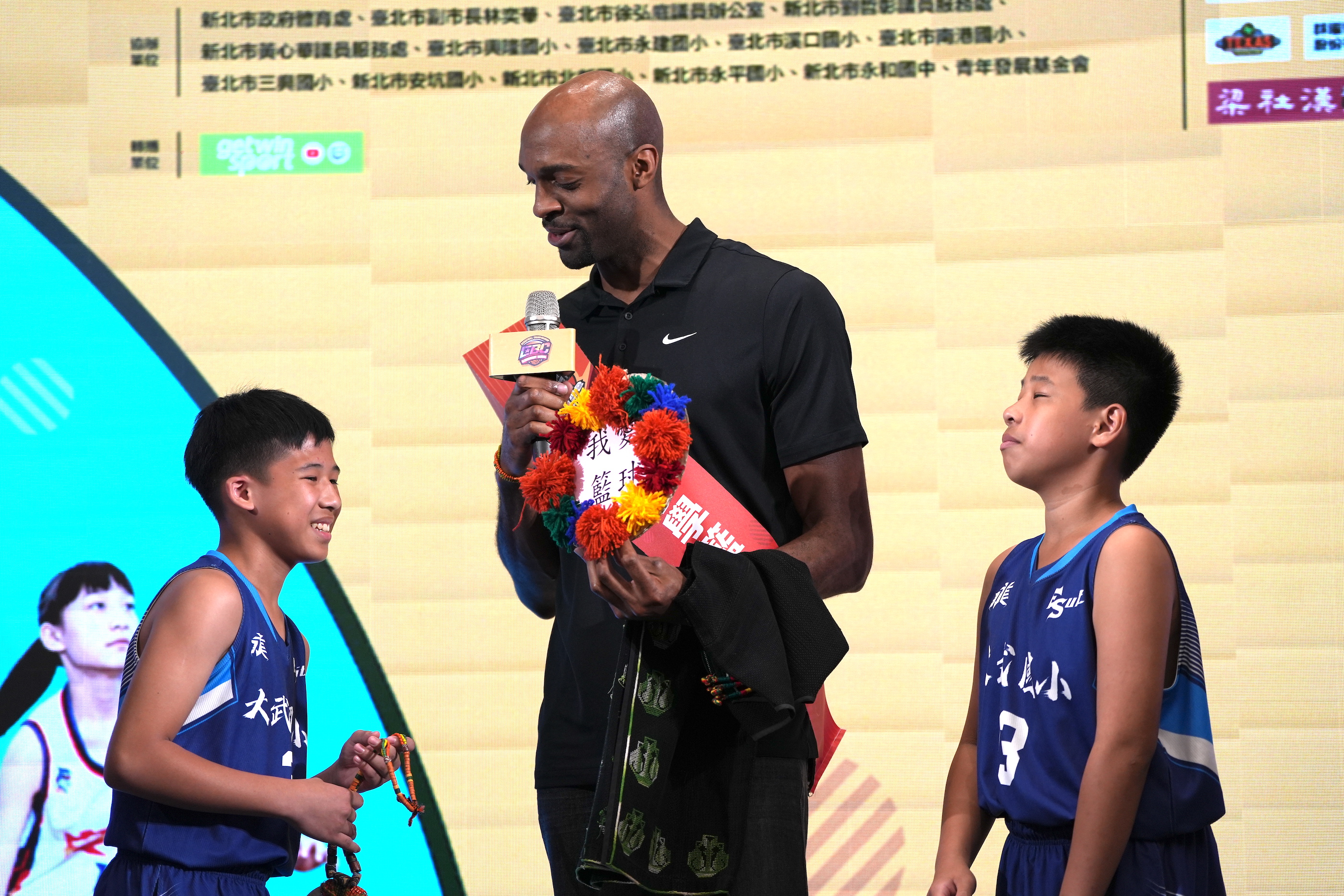 戴維斯談籃球啟蒙　母親做兩、三份工作力挺他