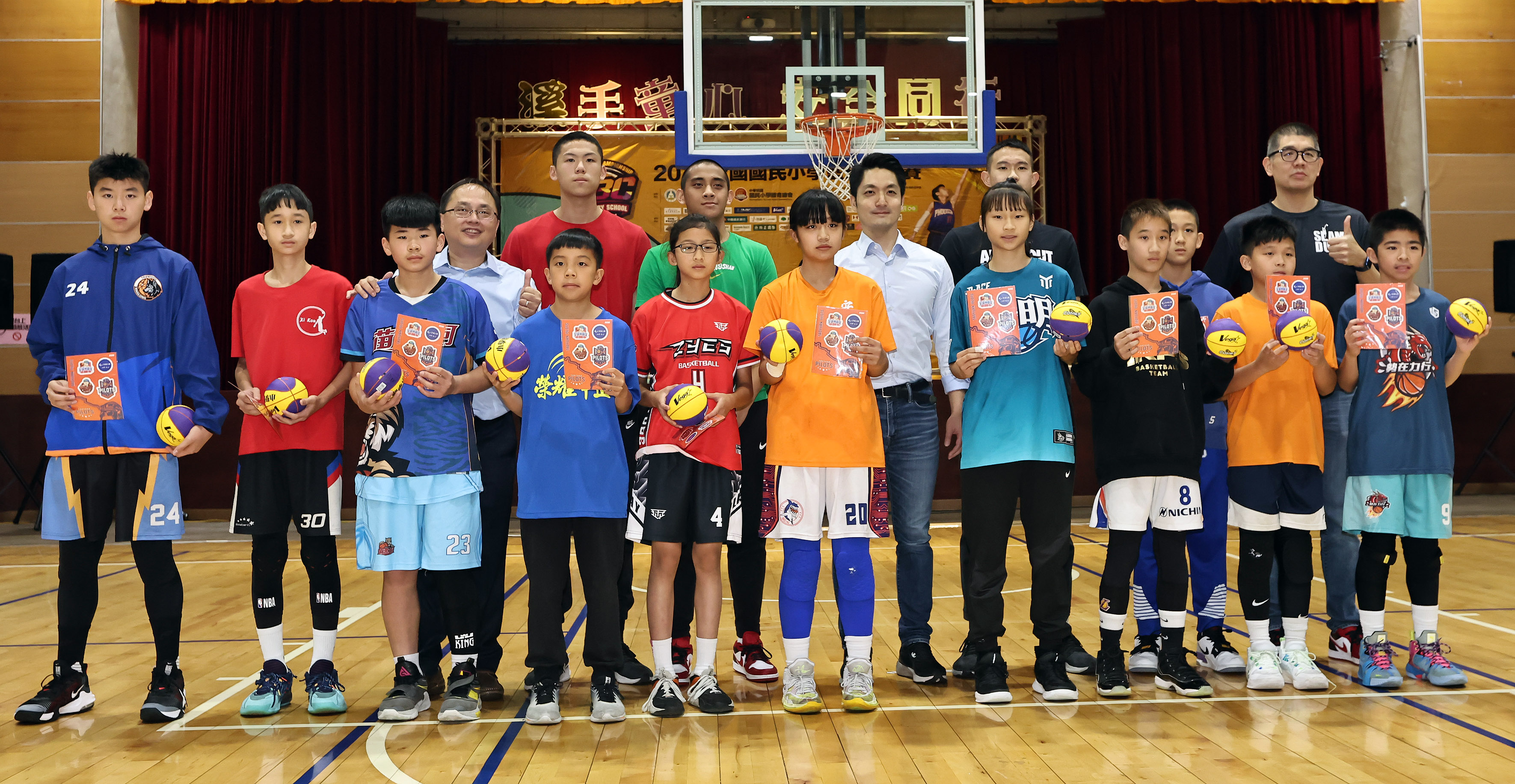 全國國小籃球錦標賽揭幕 蔣萬安、林現惟表演賽秀一手