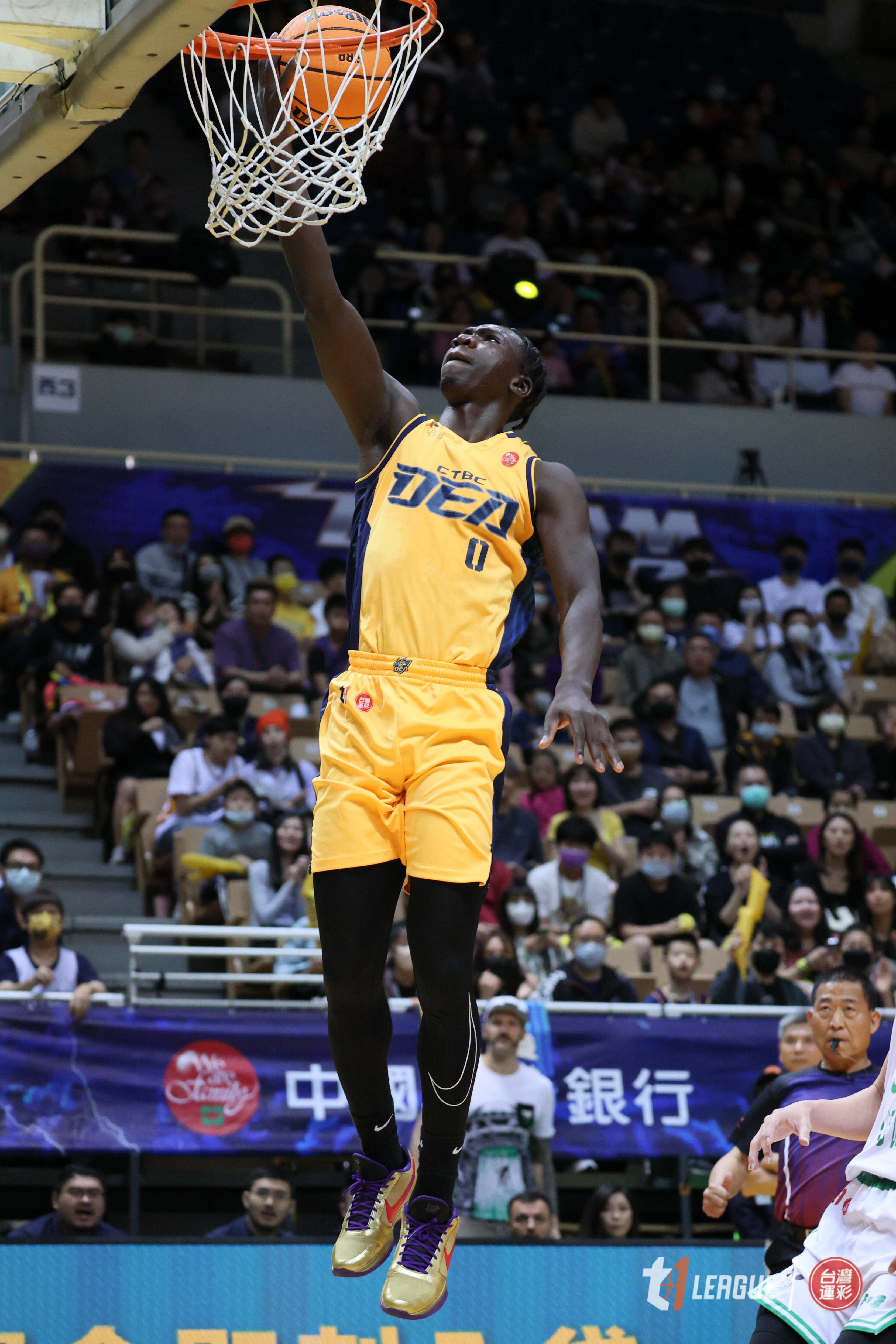 蔣淯安缺陣　特攻例行賽封王拋黃彩帶