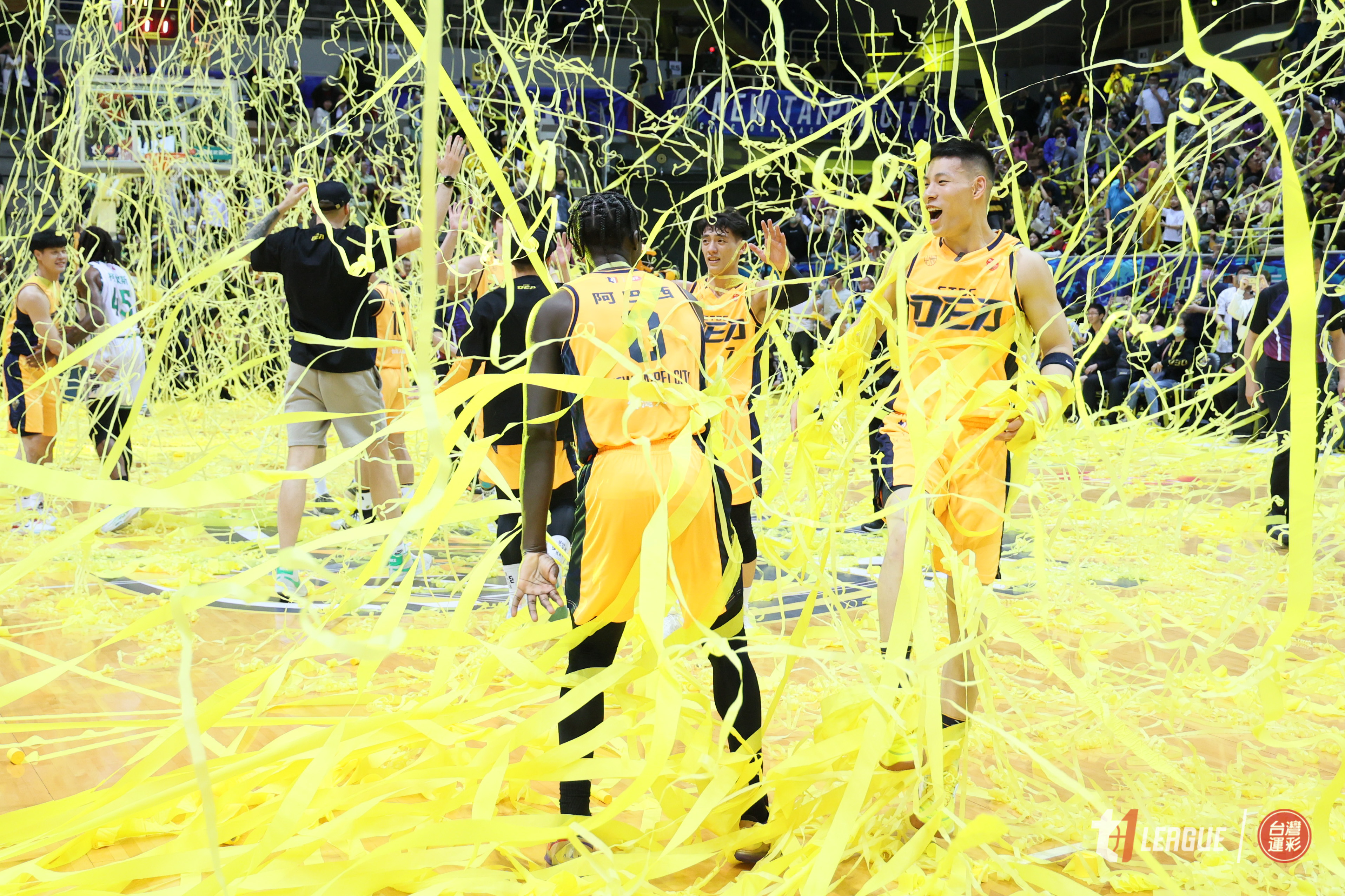 特攻例行賽封王　光總：讓球迷練習拋彩帶