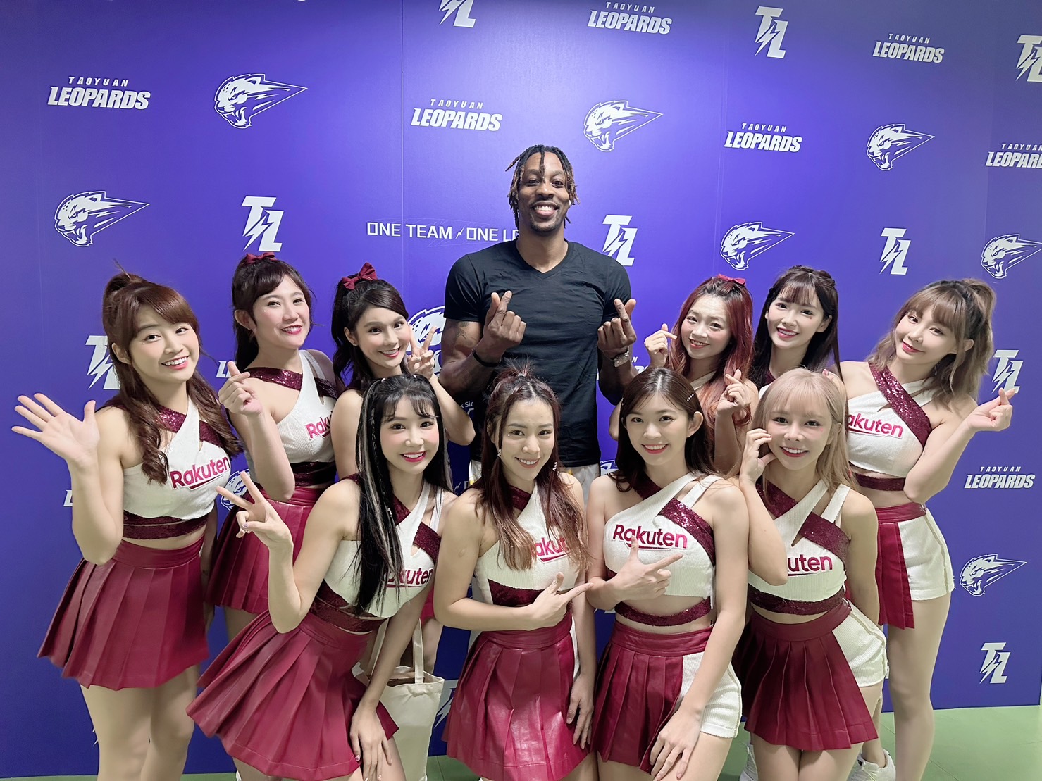 樂天女孩與魔獸合照   直呼魔獸好親切