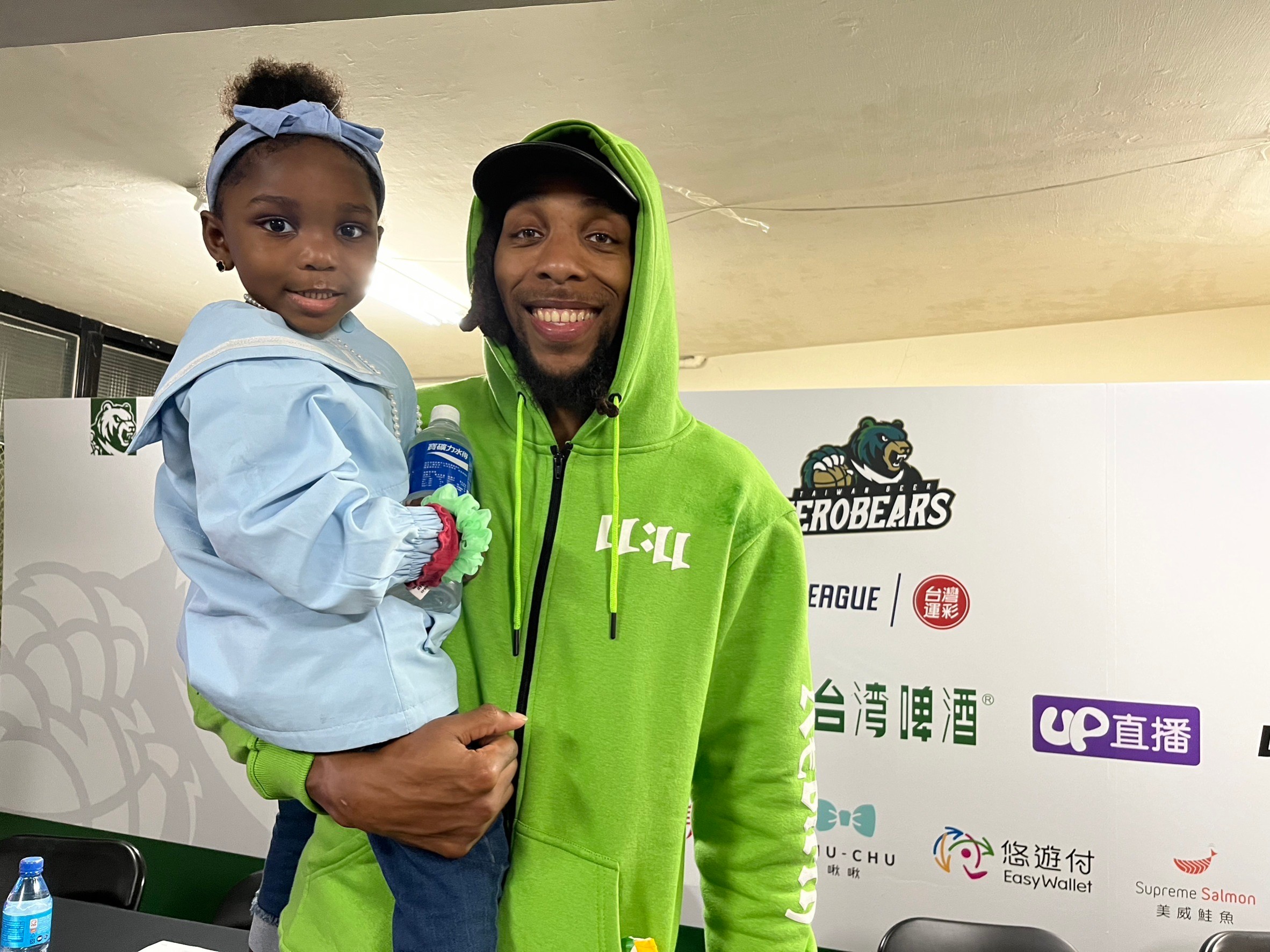 繳全場最高34分　柯歐斯帶女兒出席記者會