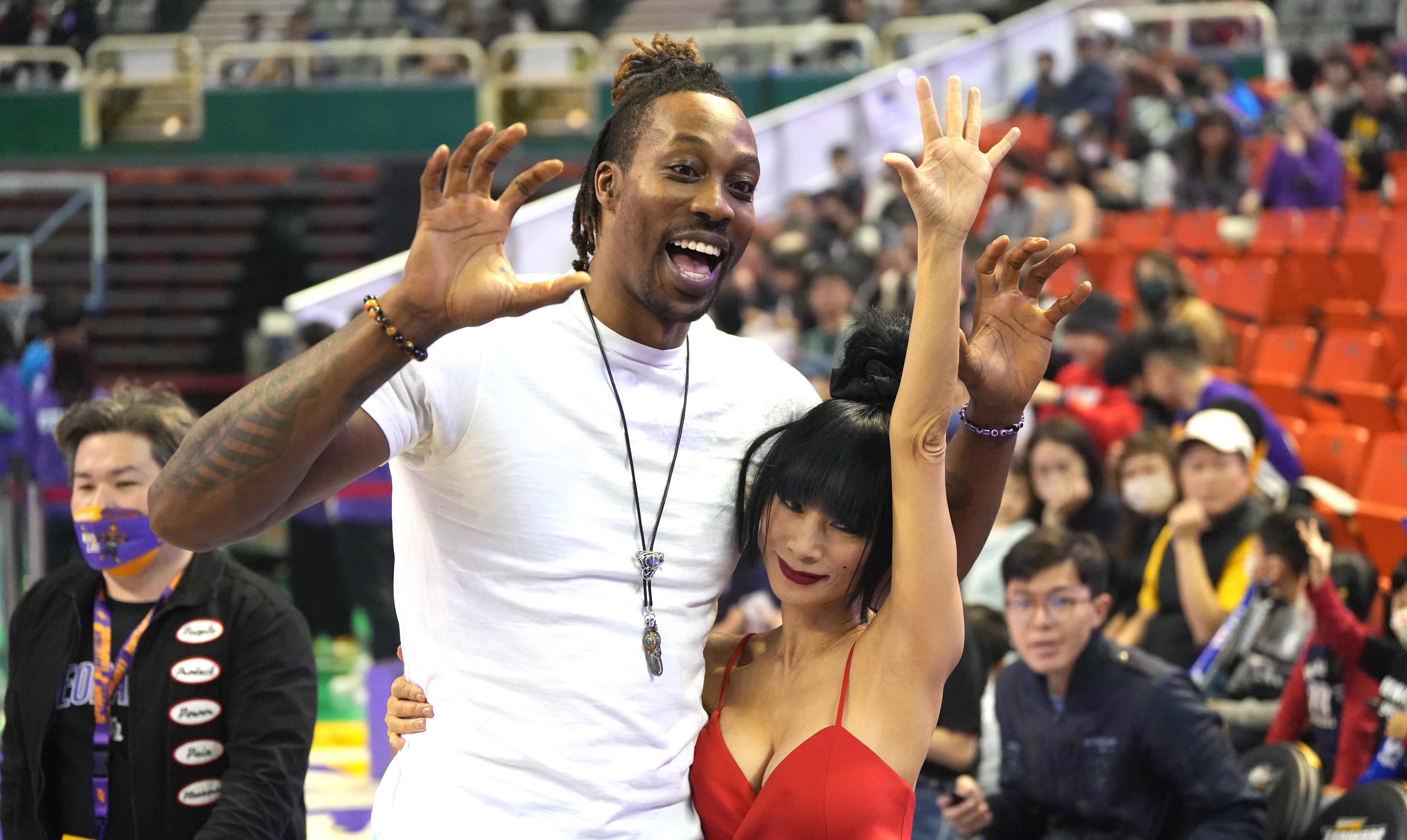 魔獸霍華德便服現身　藝人白靈到場為雲豹加油