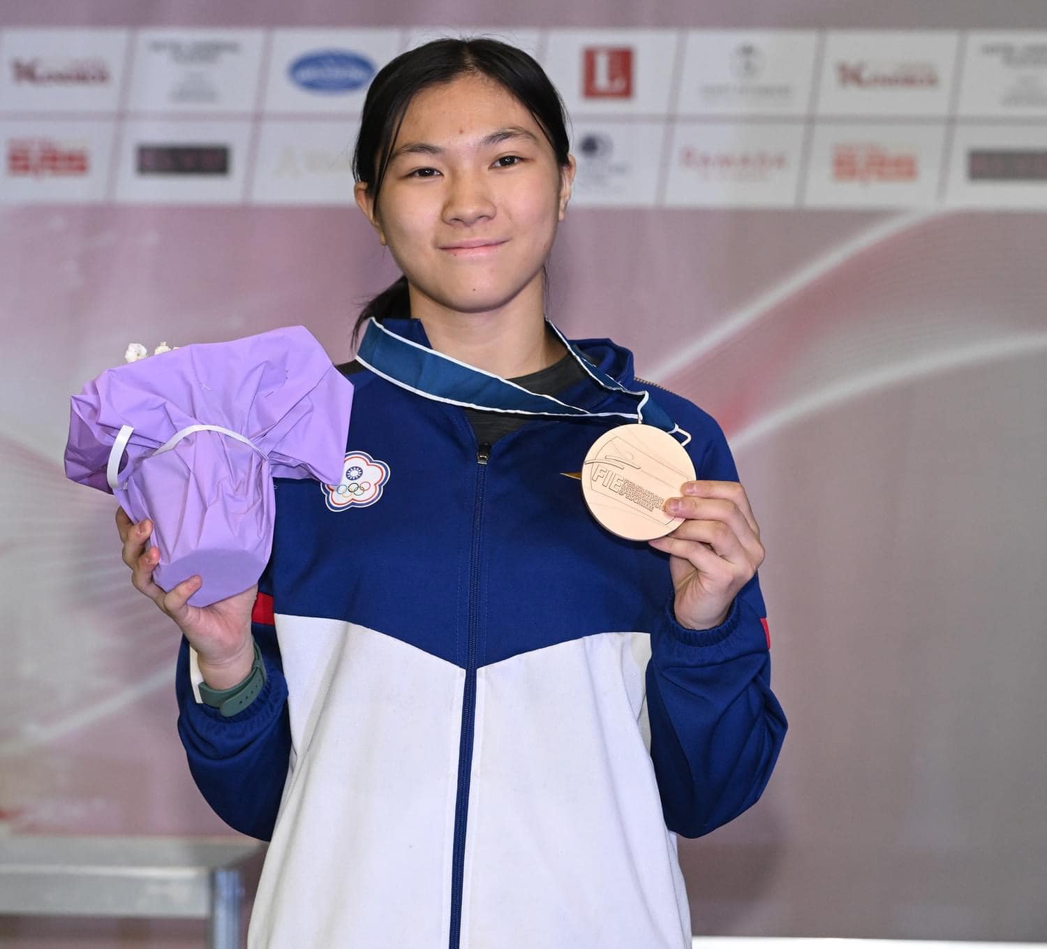 擊劍台灣第1人！　洪莉翔摘世青賽銅牌
