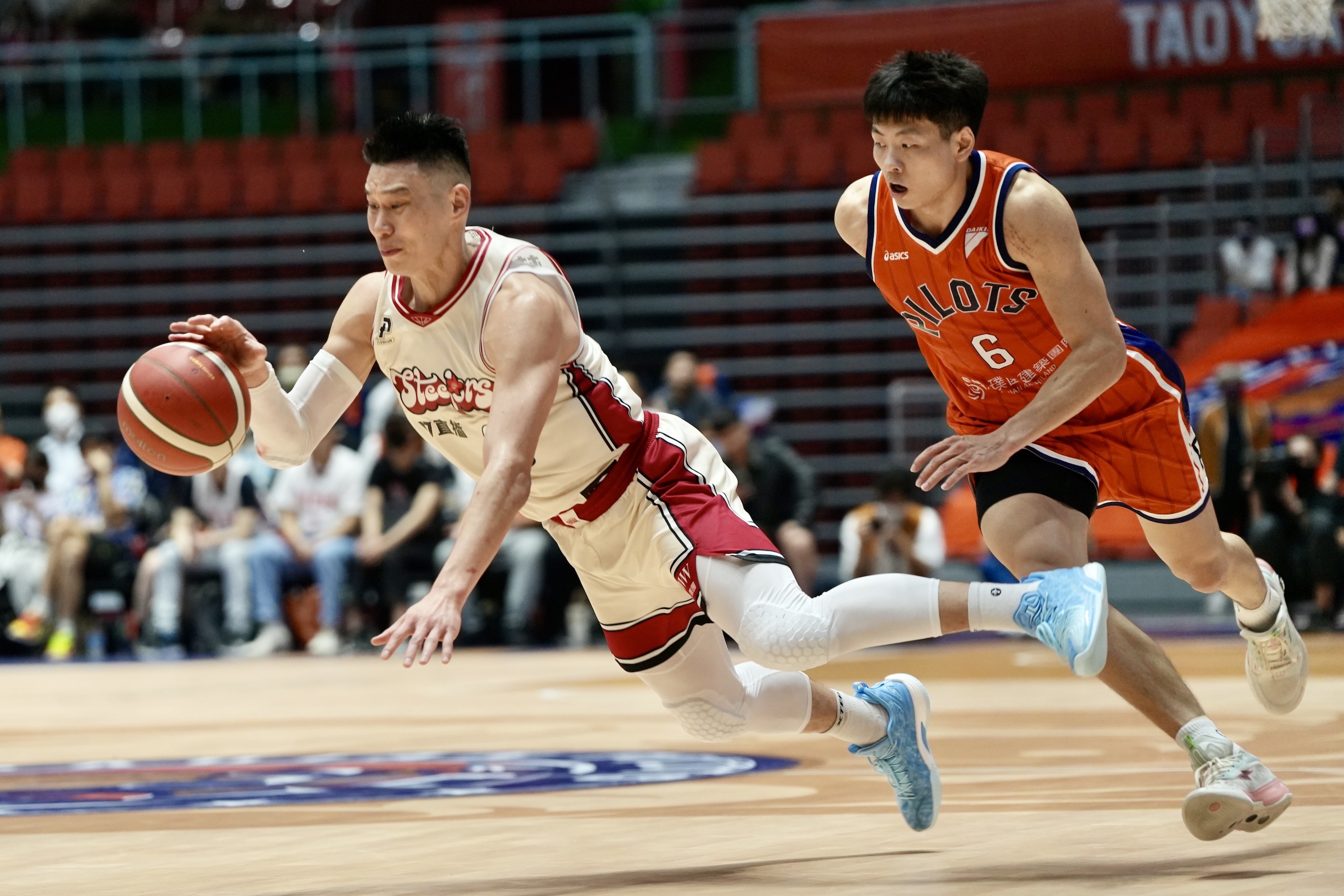 關鍵時刻林書豪罰球抄截又助攻　準大三元率領鋼鐵人踢館領航猿