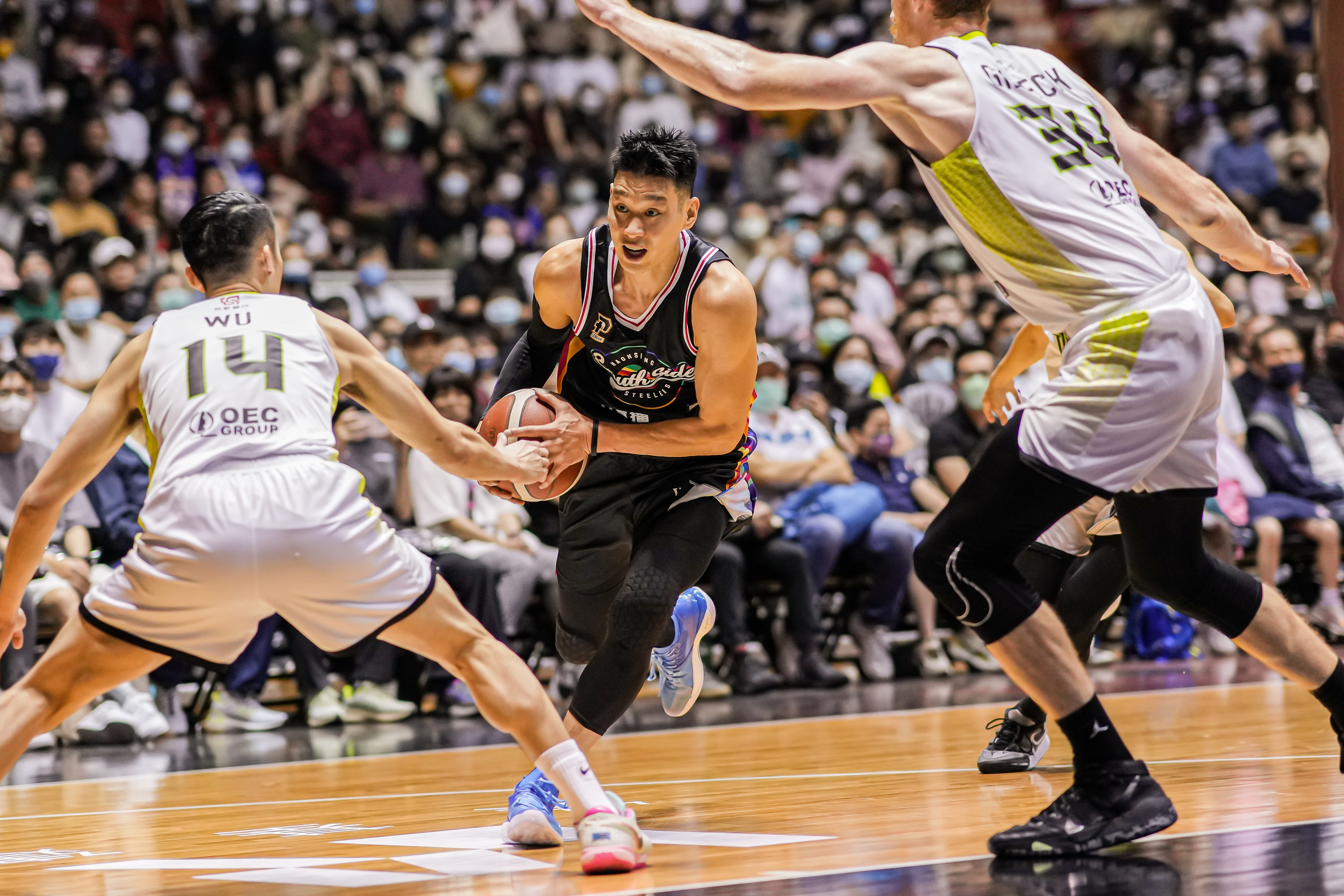 兄弟對決上半場　林書豪11分8助攻5籃板