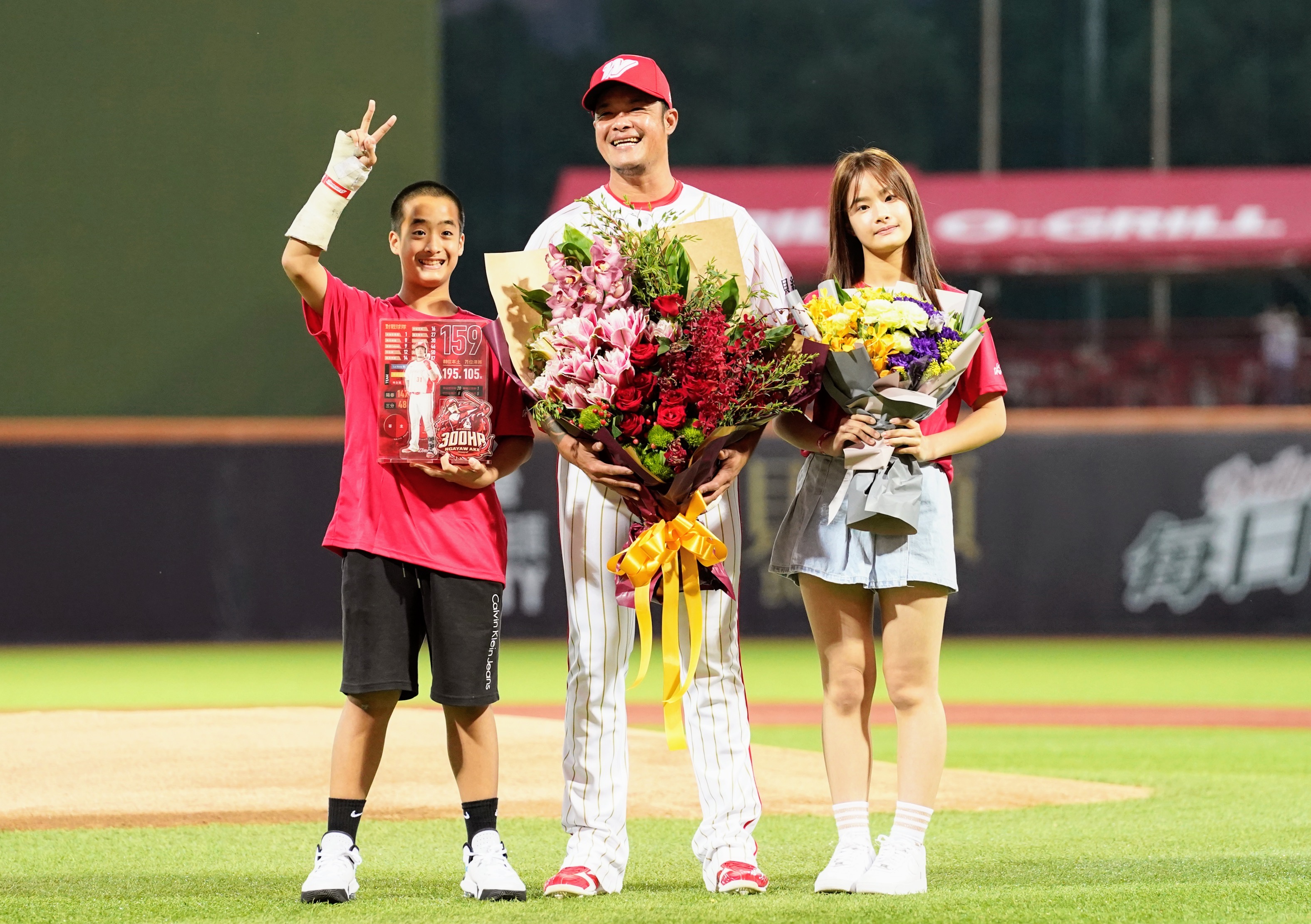 中職首位300轟打者龍鳳胎兒女來獻花 林智勝大大擁抱老婆 TSNA體育新聞團隊