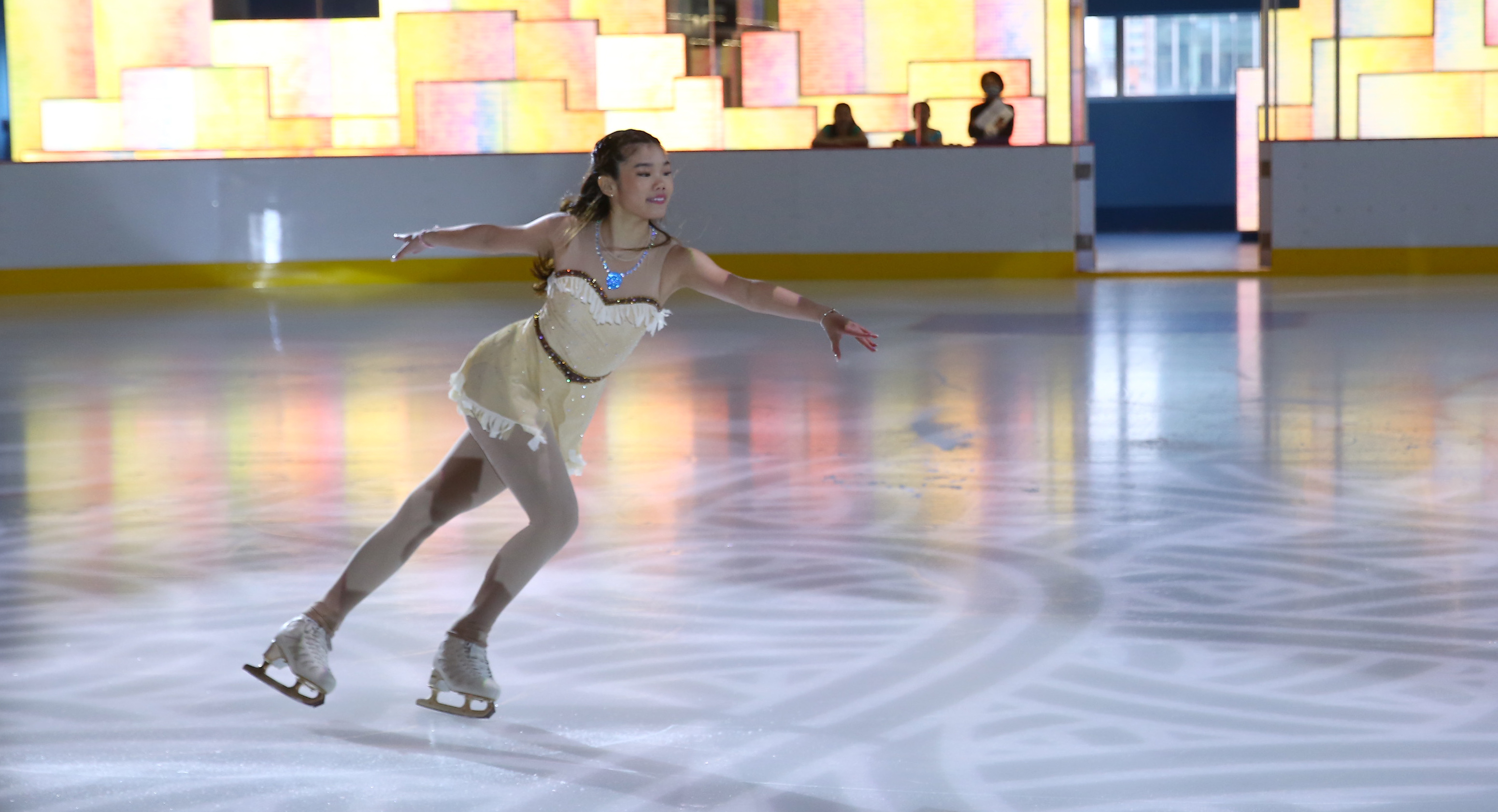 忠泰樂生活商場裡有極光冰場　冰上面積台灣第二大