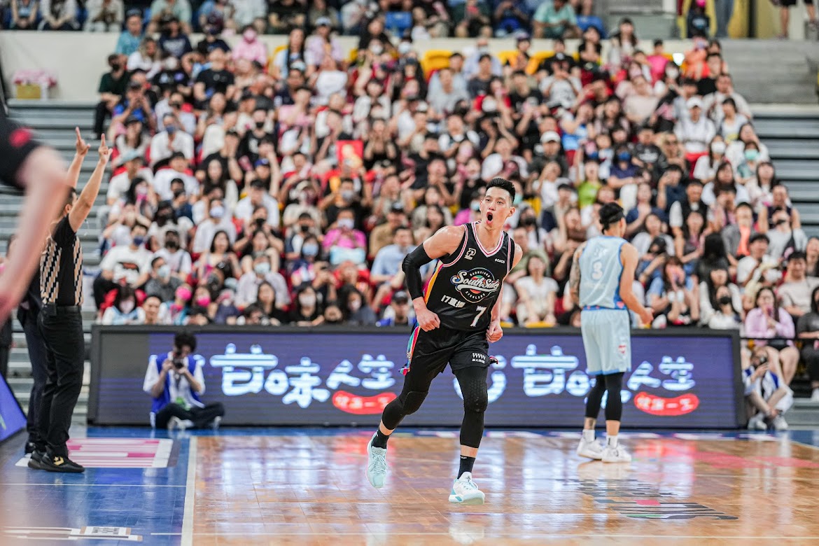 幫鋼鐵人紓壓　鄭志龍辦投籃比賽