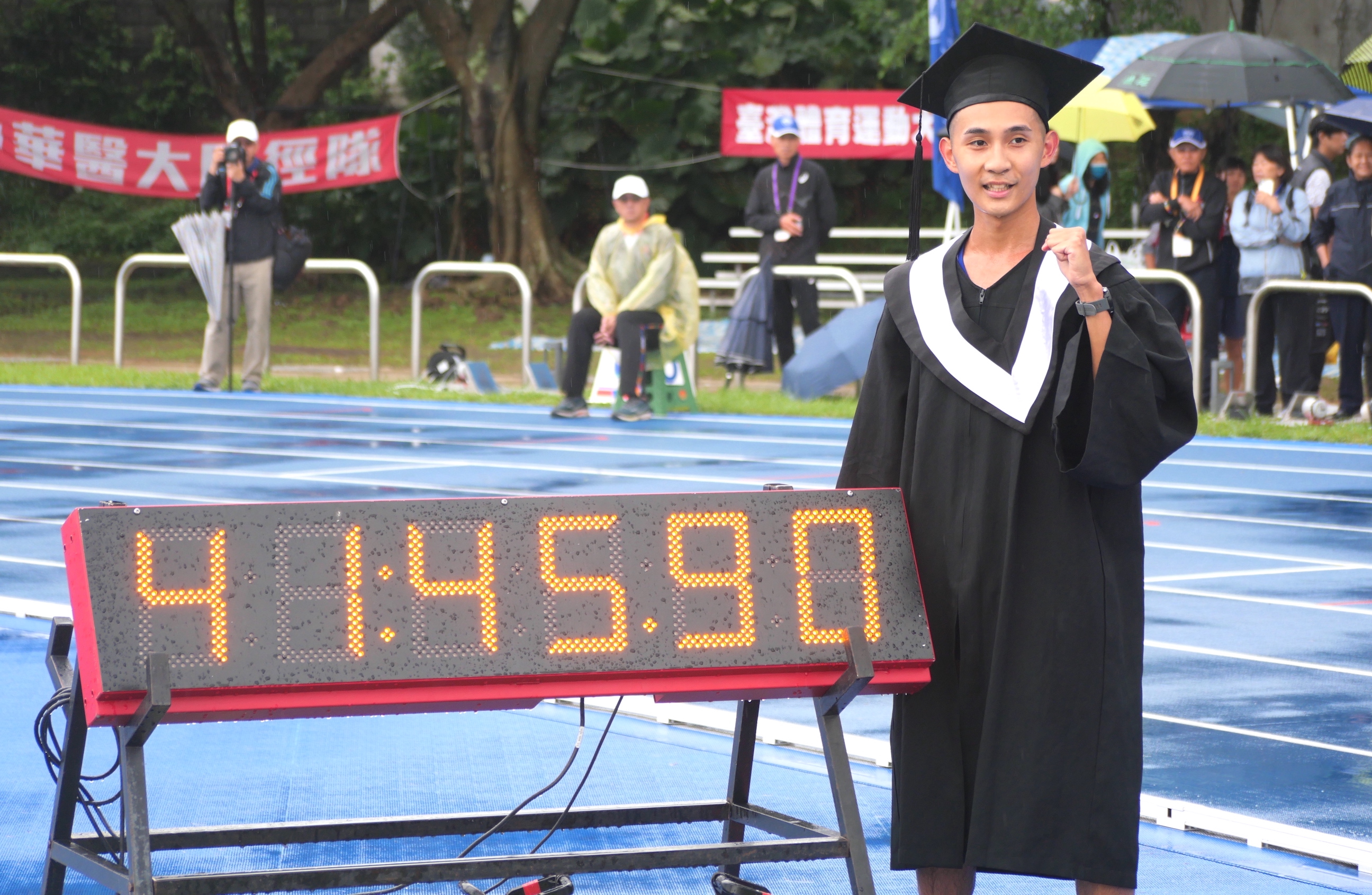 全大運公開男1萬公尺競走　許嘉維破全國穿學士服拍照