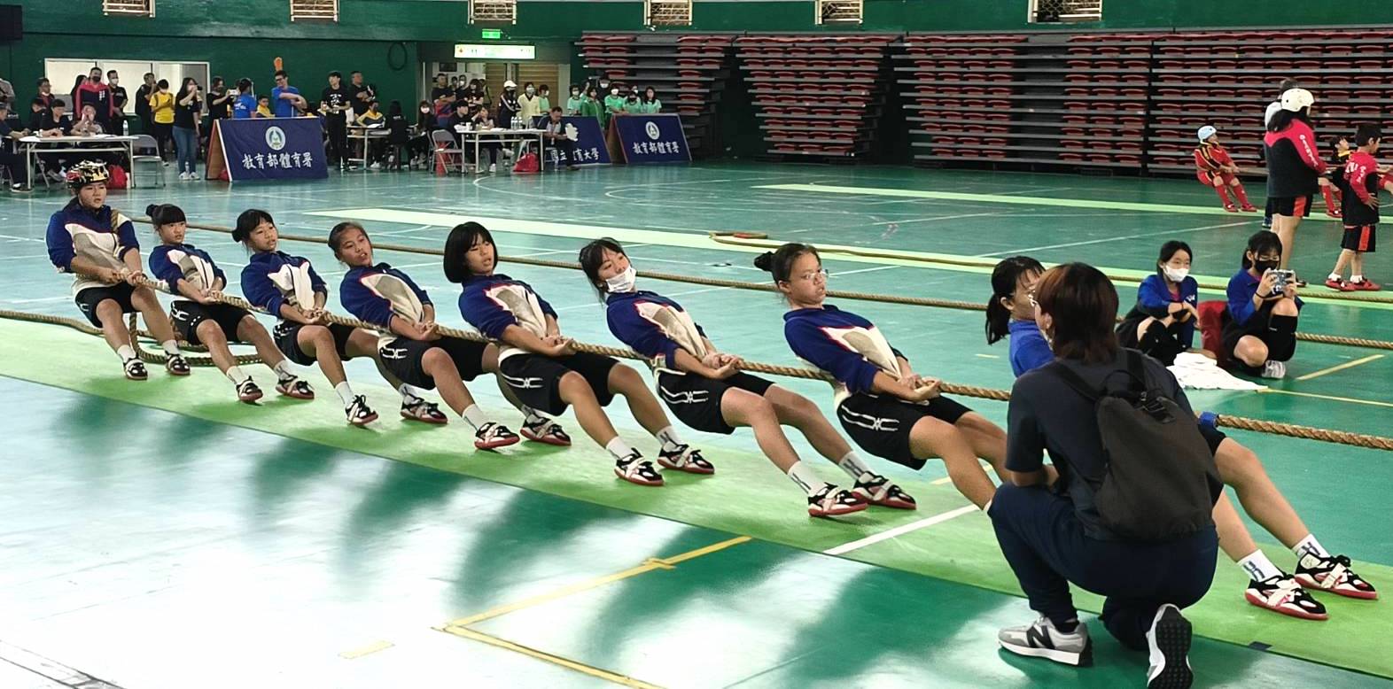 吳文達體育基金會　贈獎助學金推展拔河
