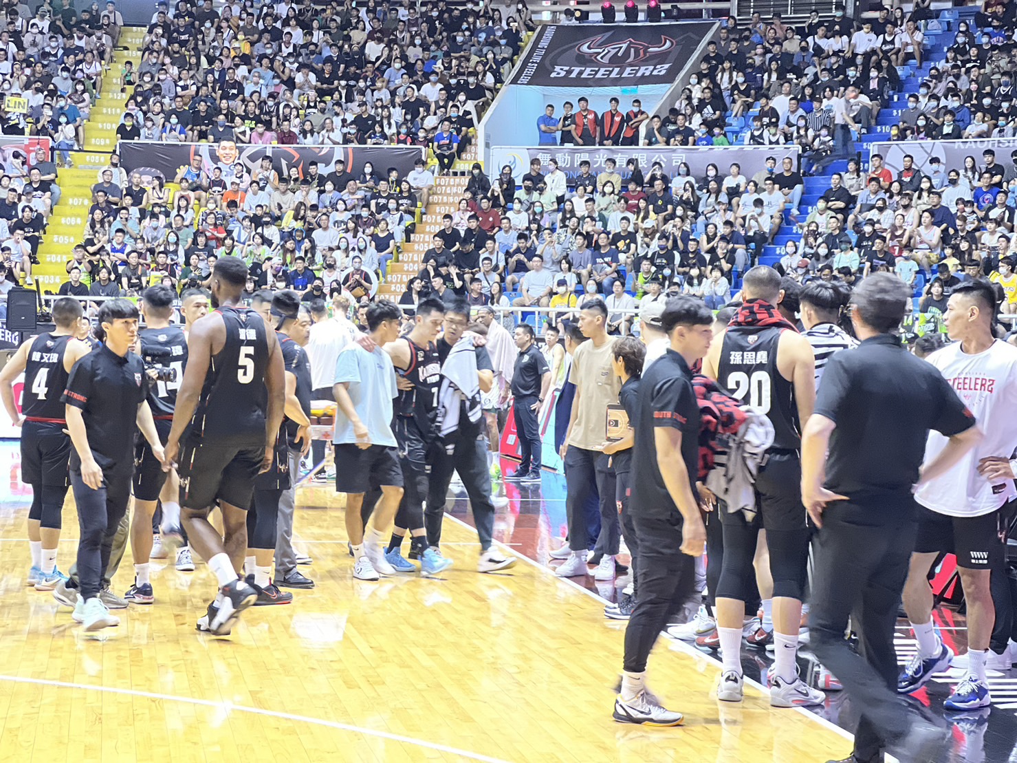 被夢想家洋將尻到　林書豪流鼻血疑似腦震盪