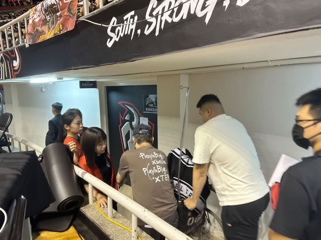 林書豪回來了！　坐輪椅回休息室