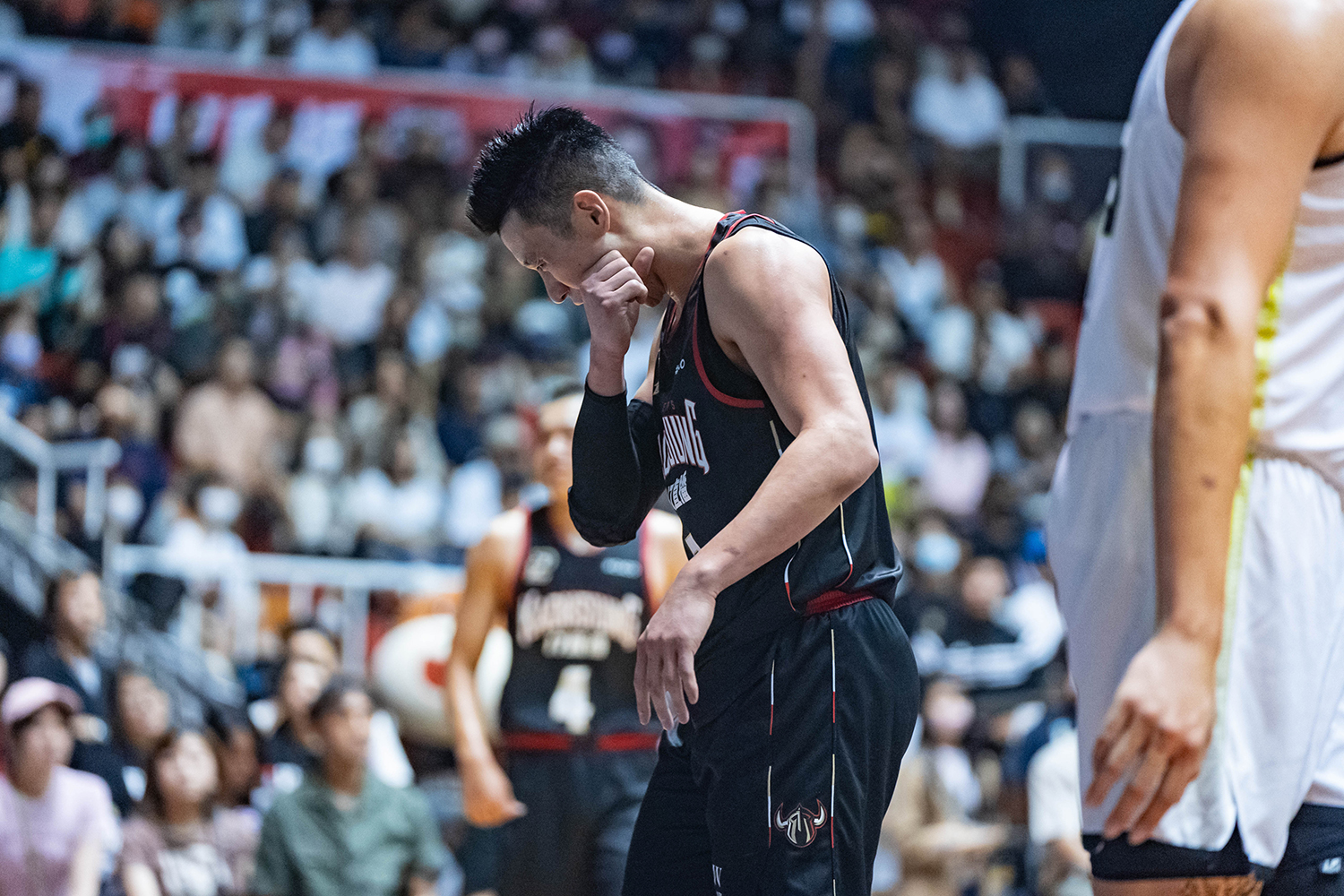 林書豪傷退送醫　鋼鐵人無緣季後賽