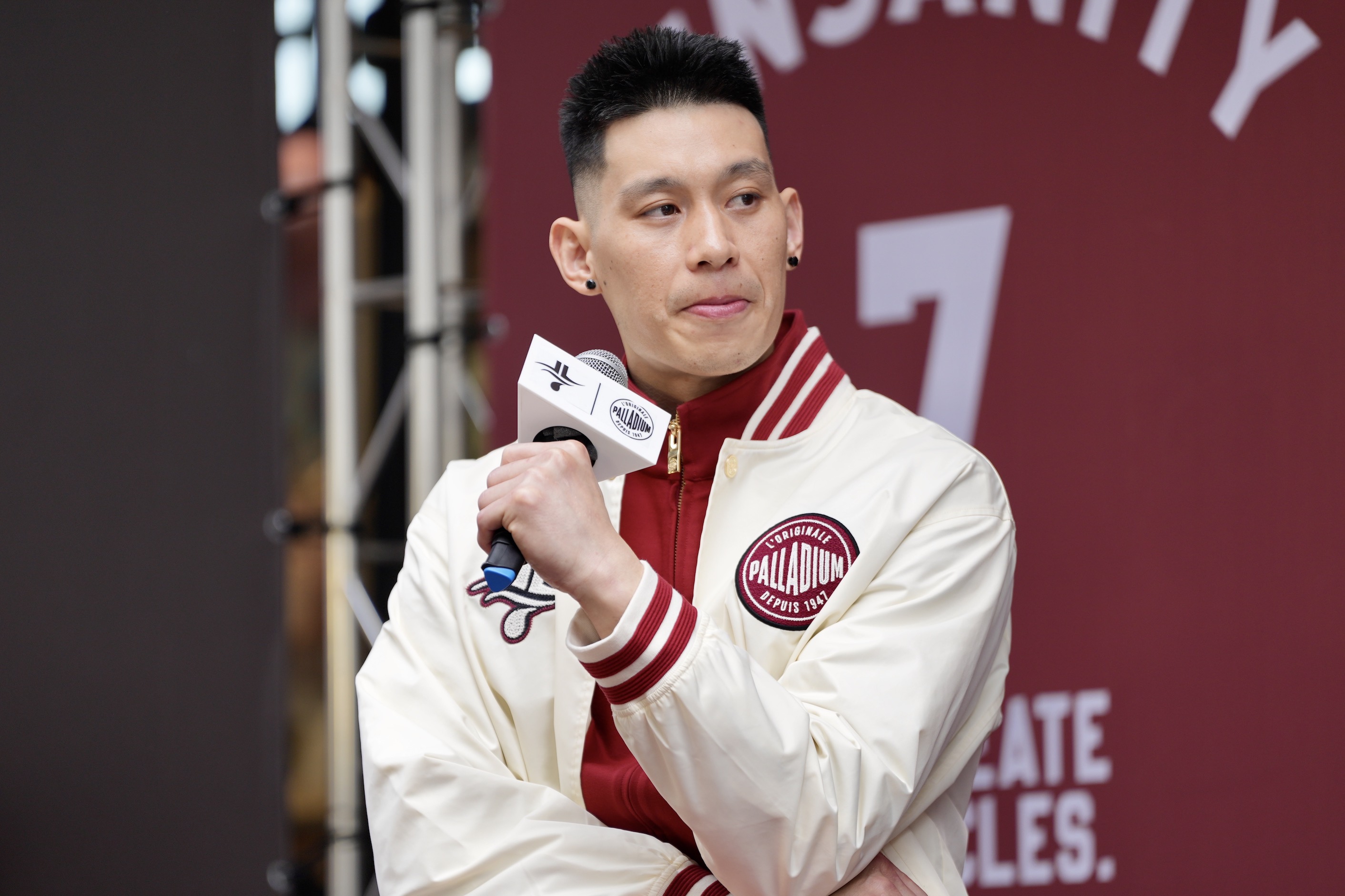 林書豪父母看兒子本季最後一場比賽後問：可不可以退休了