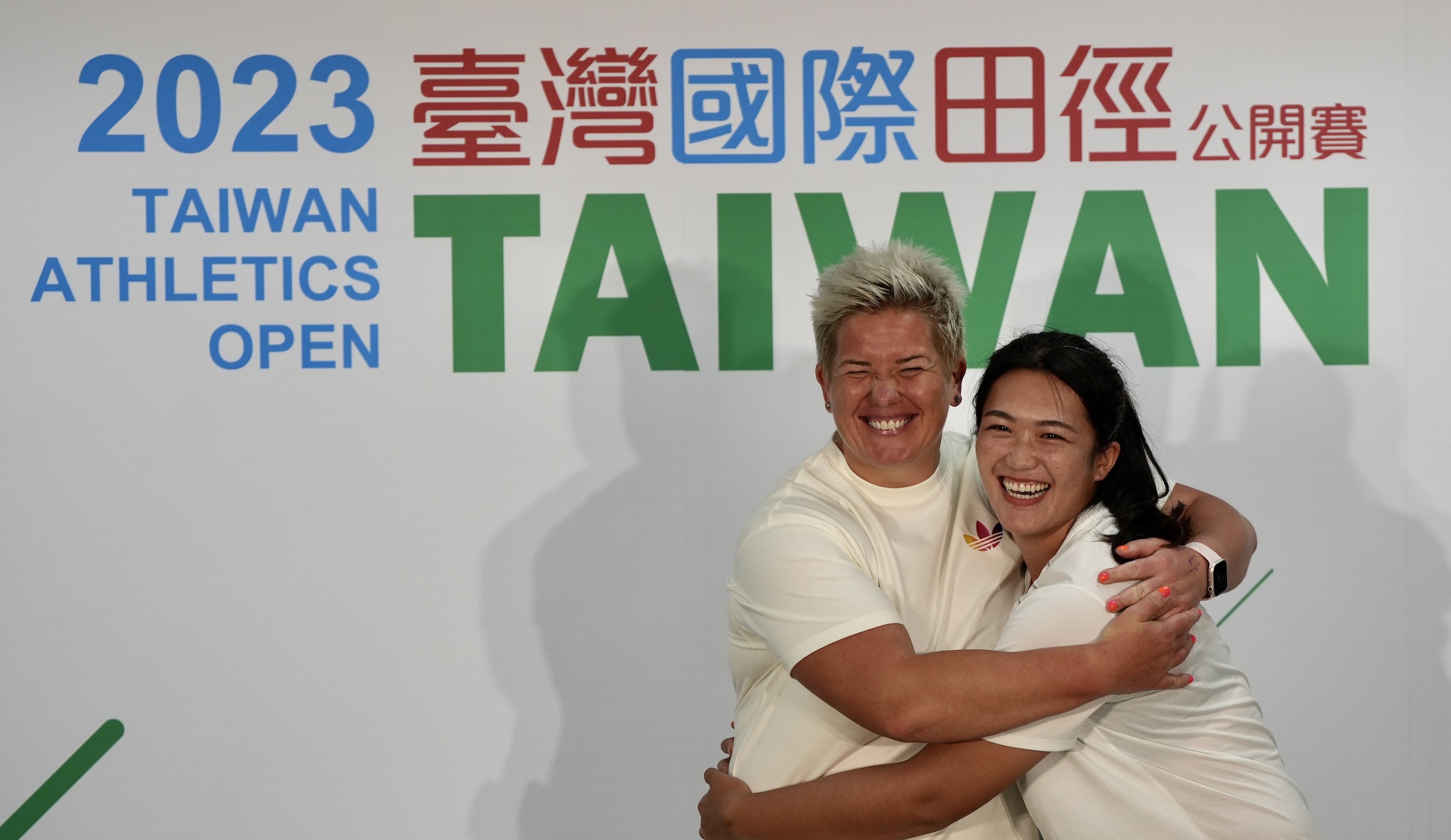 當我們鏈在一起　Anita Wlodarczyk、余雅倩相擁打氣