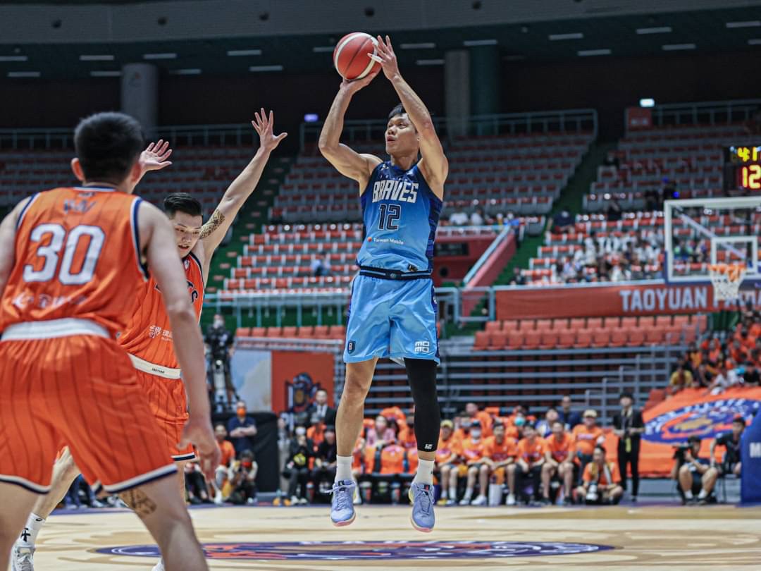 NBA 40歲老將坐板凳　林志傑卻在場上飛