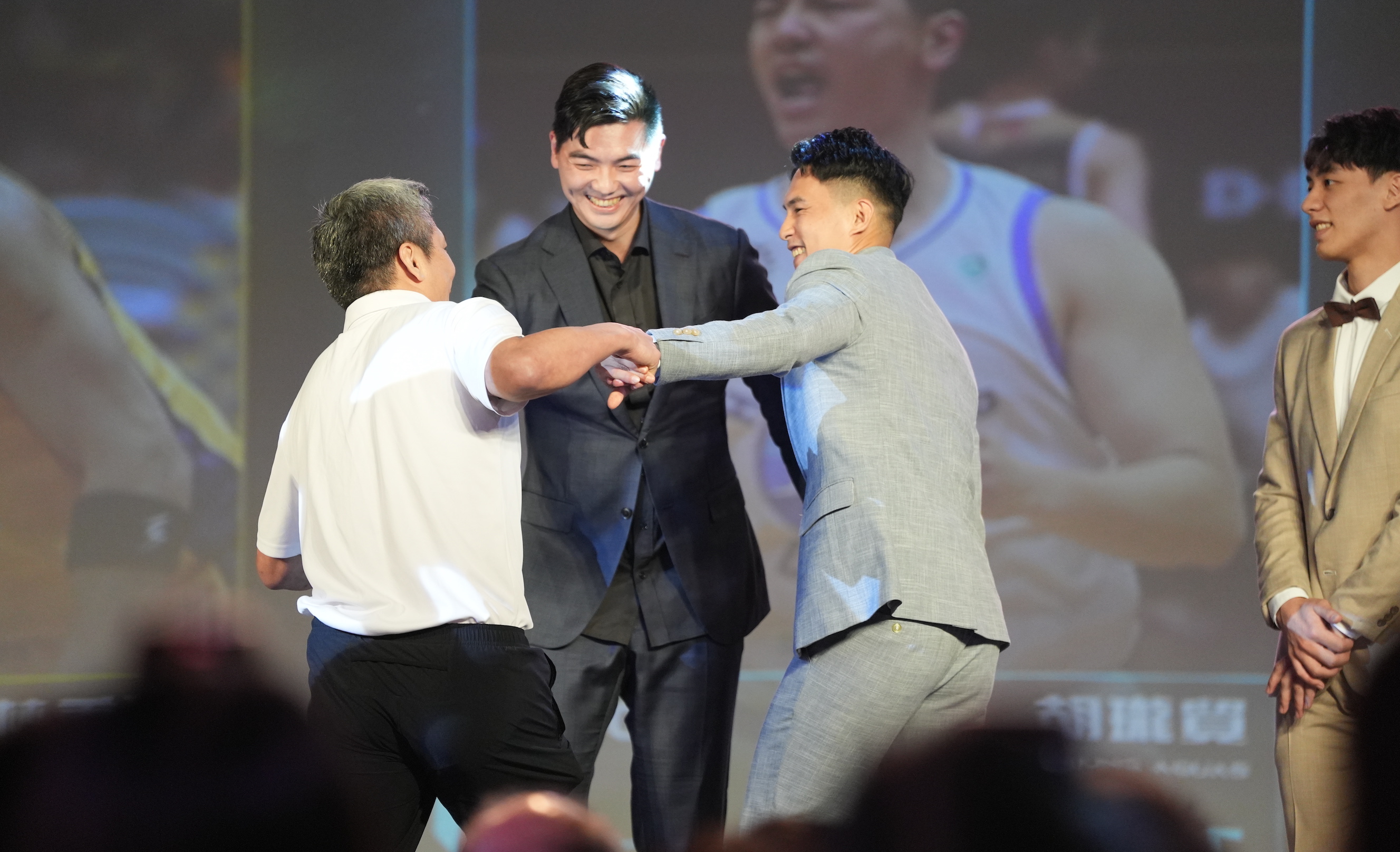 林韋翰、胡瓏貿入選防守第一隊　黃萬隆頒獎