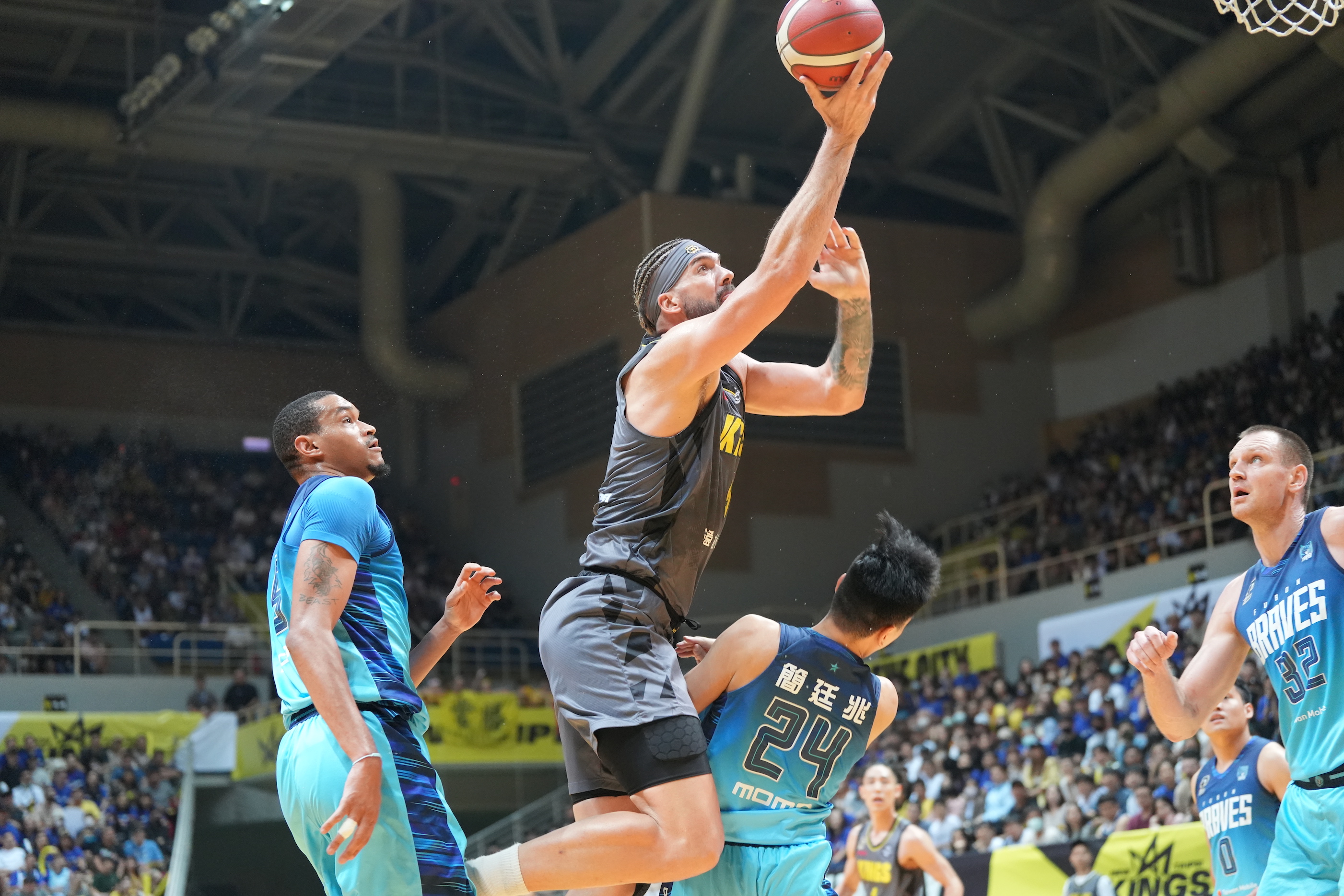 肢體碰撞超激烈　萊恩：像在打橄欖球