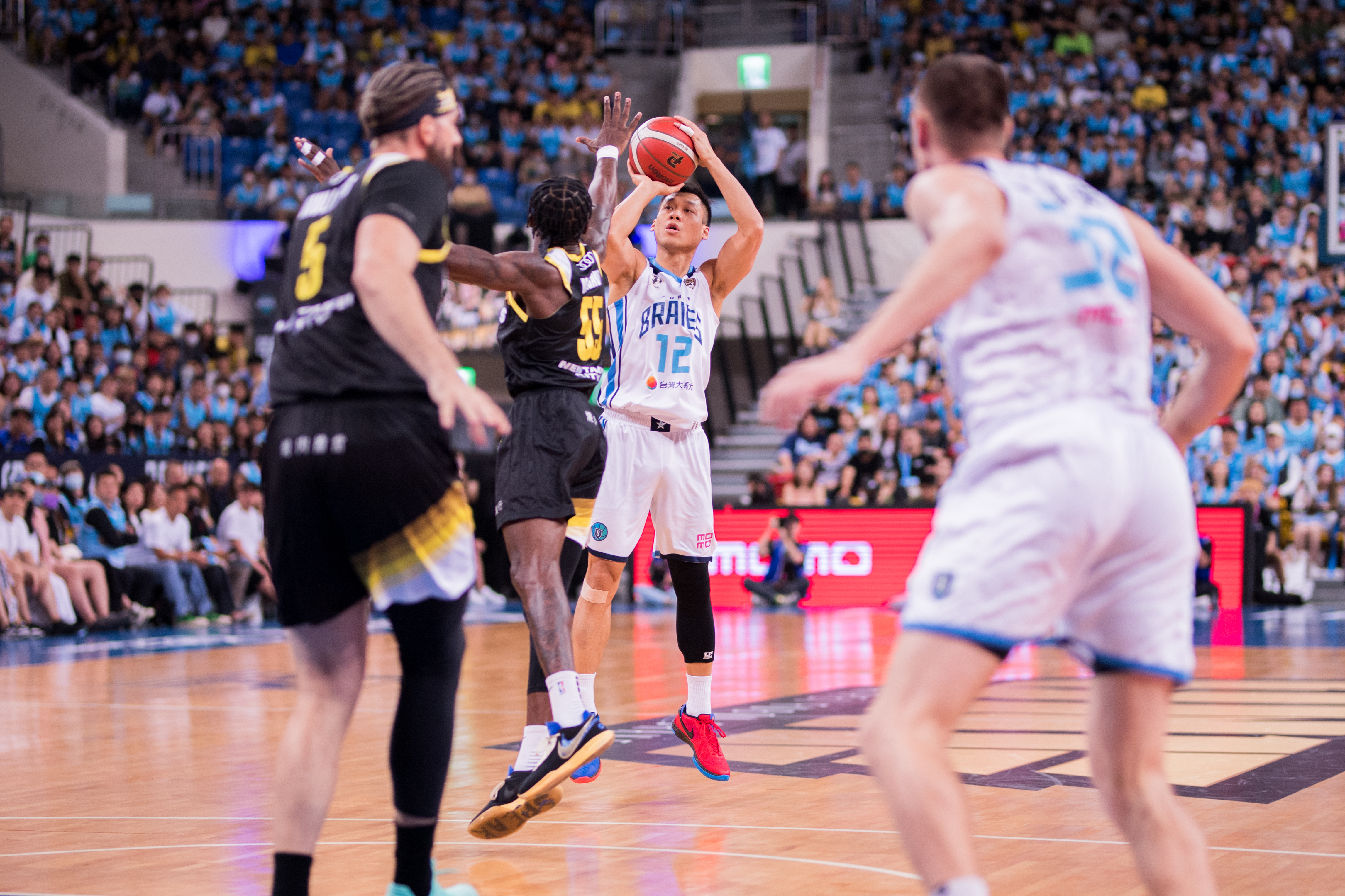 辛特力、林志傑被吹T　觀眾丟水瓶入場抗議